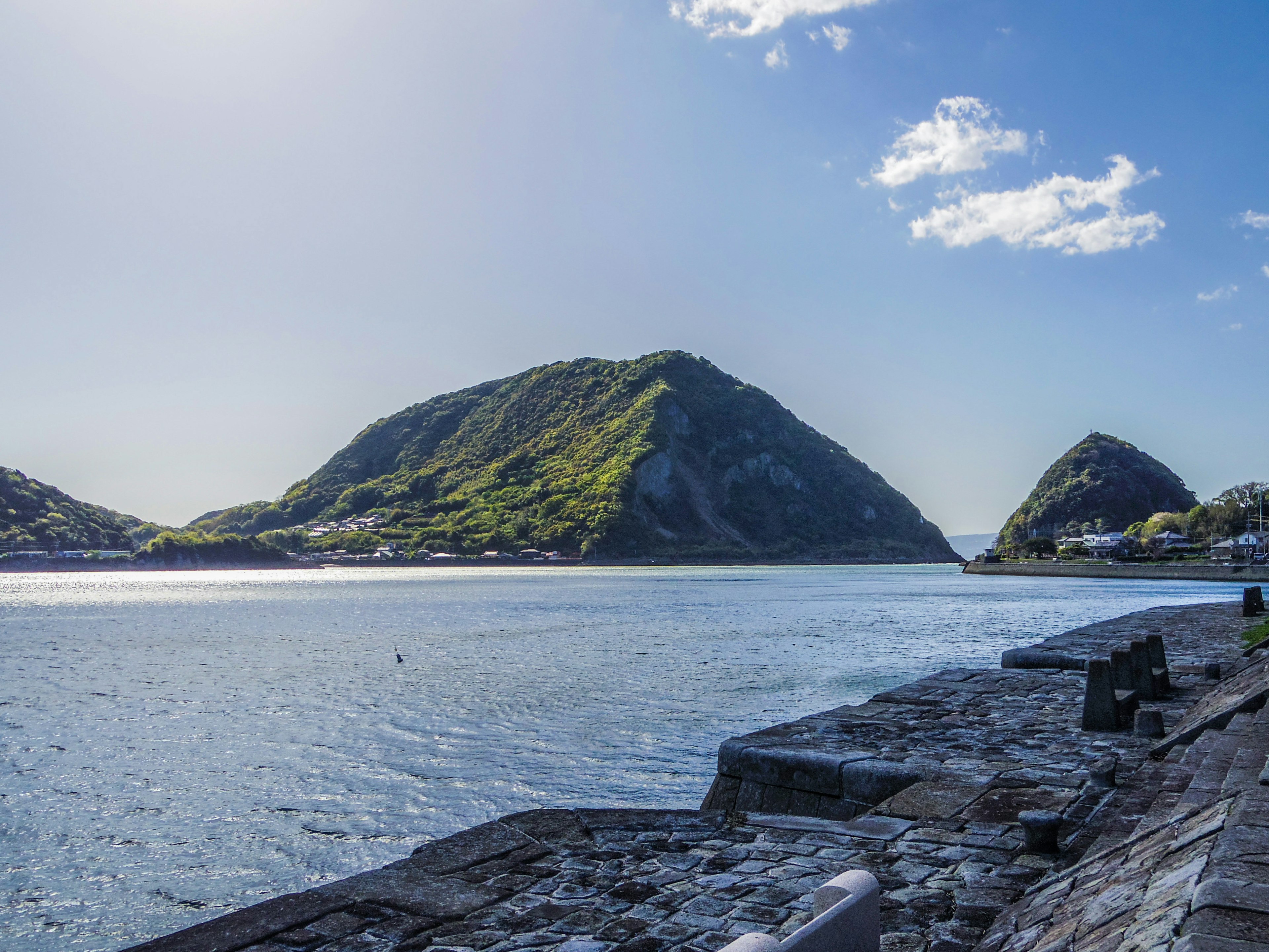 Vue pittoresque de montagnes et de mer avec une côte rocheuse