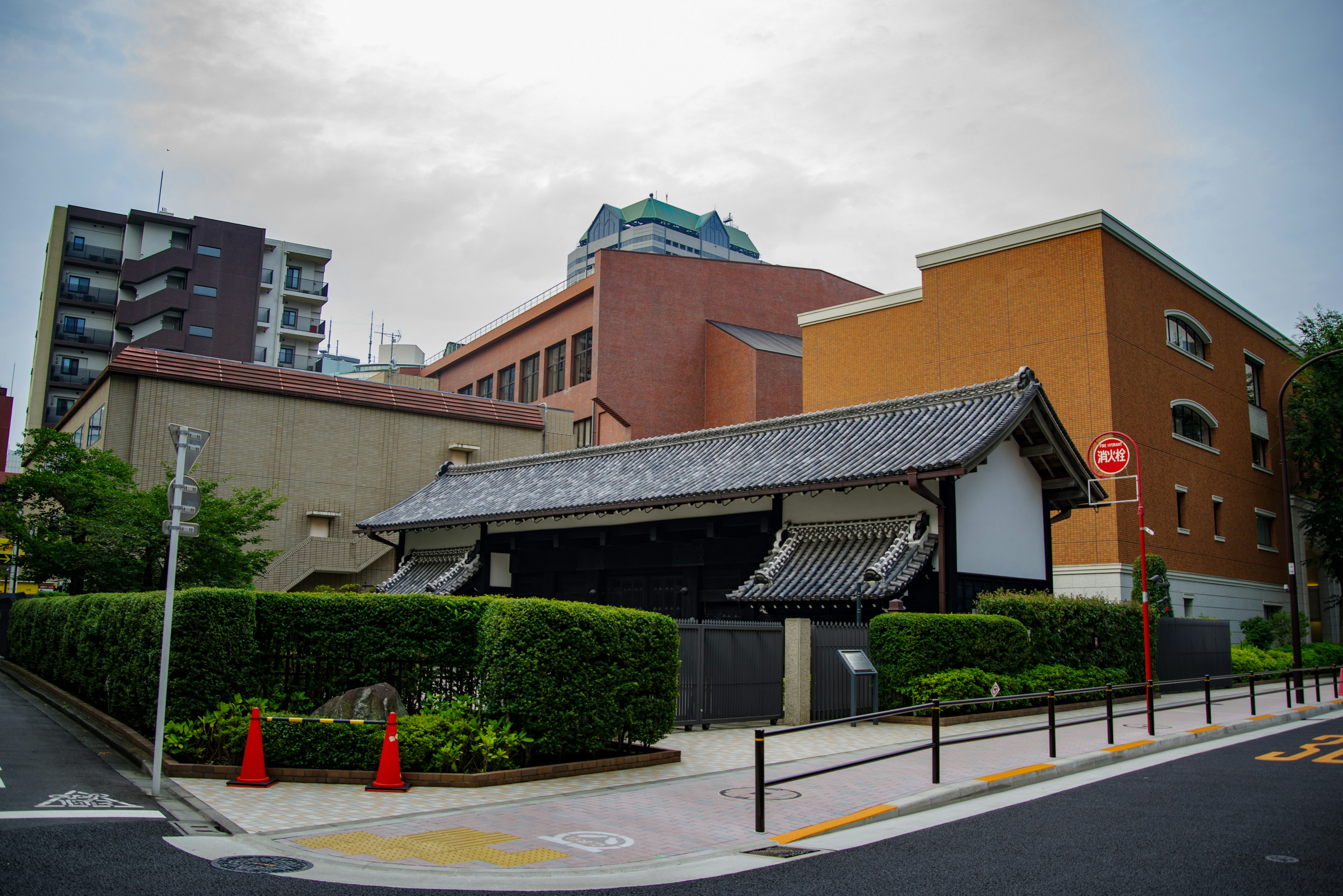 Edificio japonés tradicional junto a arquitectura moderna