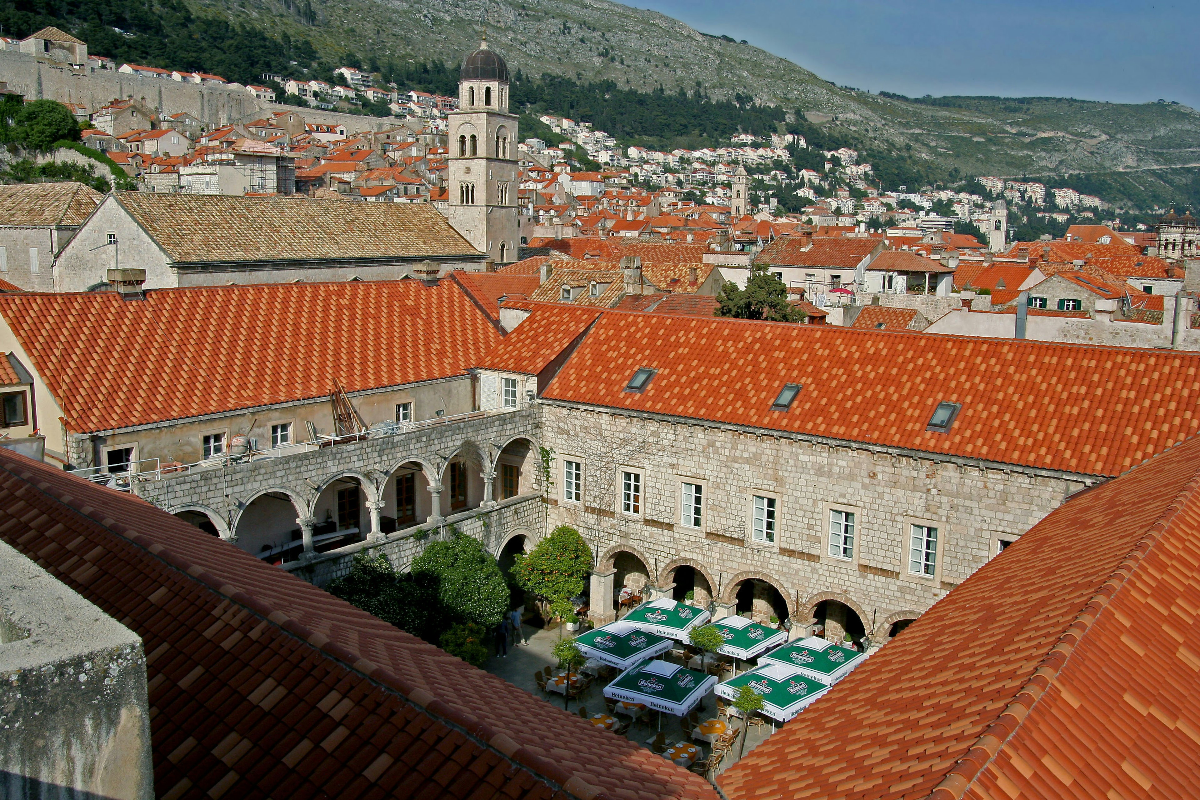 Vista de Dubrovnik con techos rojos y un patio verde