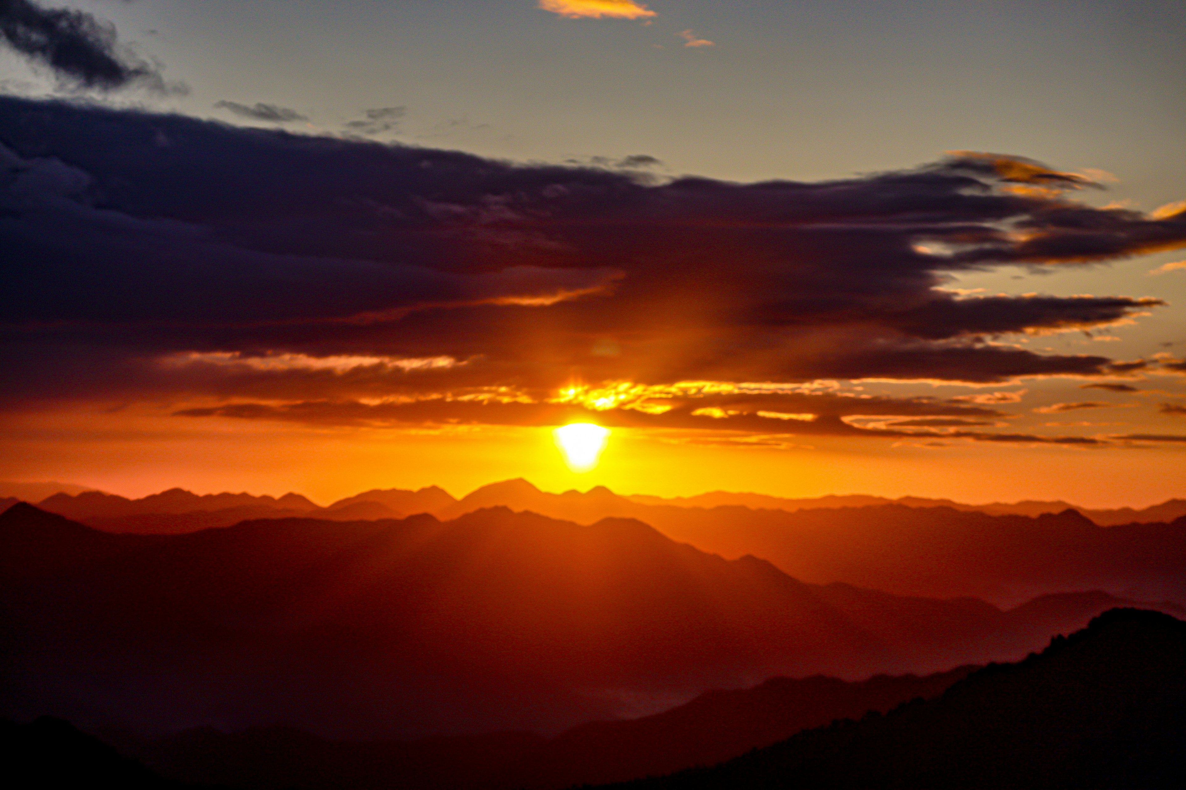 Beeindruckende Landschaft mit der Sonne, die über die Berge aufgeht