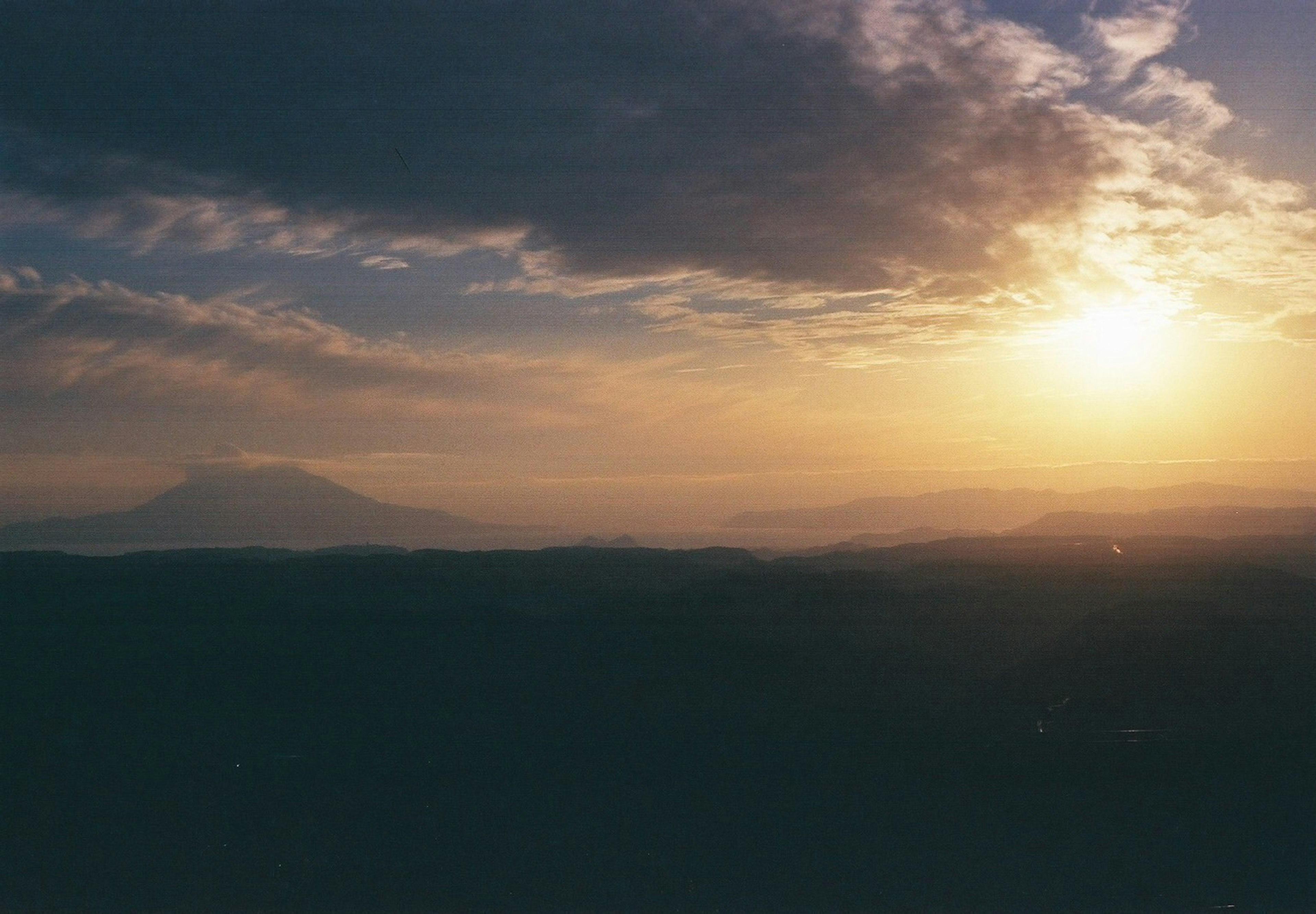 Schöne Landschaft mit Sonnenuntergang, der die Berge beleuchtet