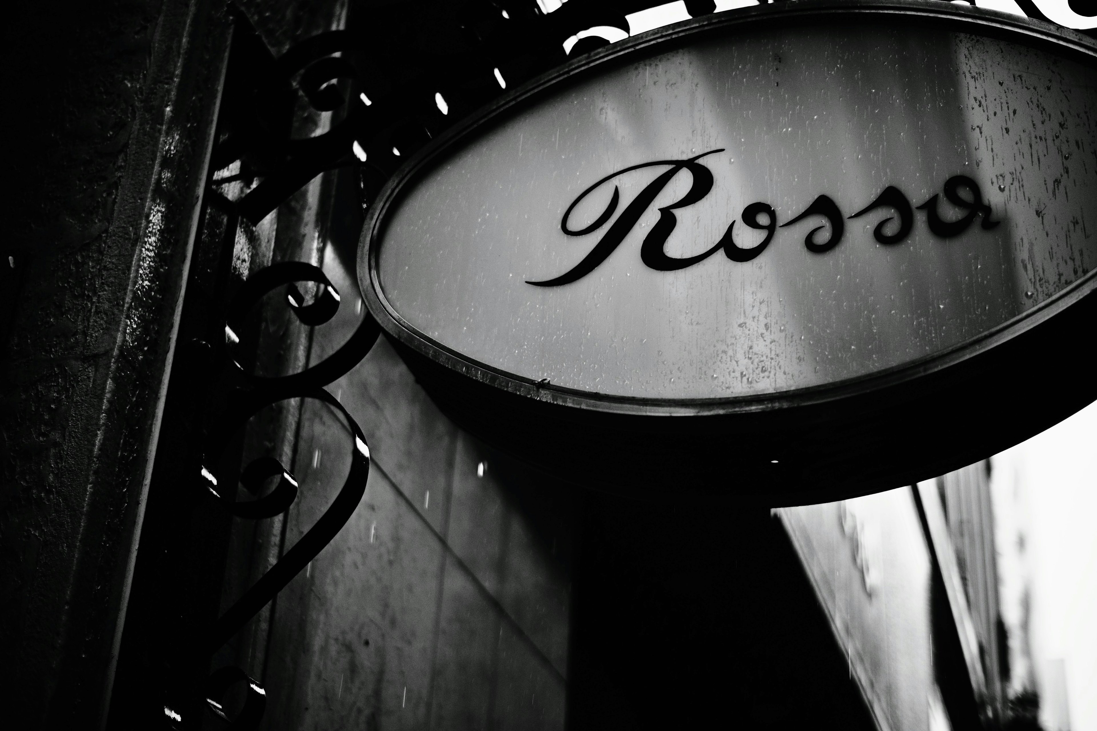 Sign reading 'Rosso' in black and white tones