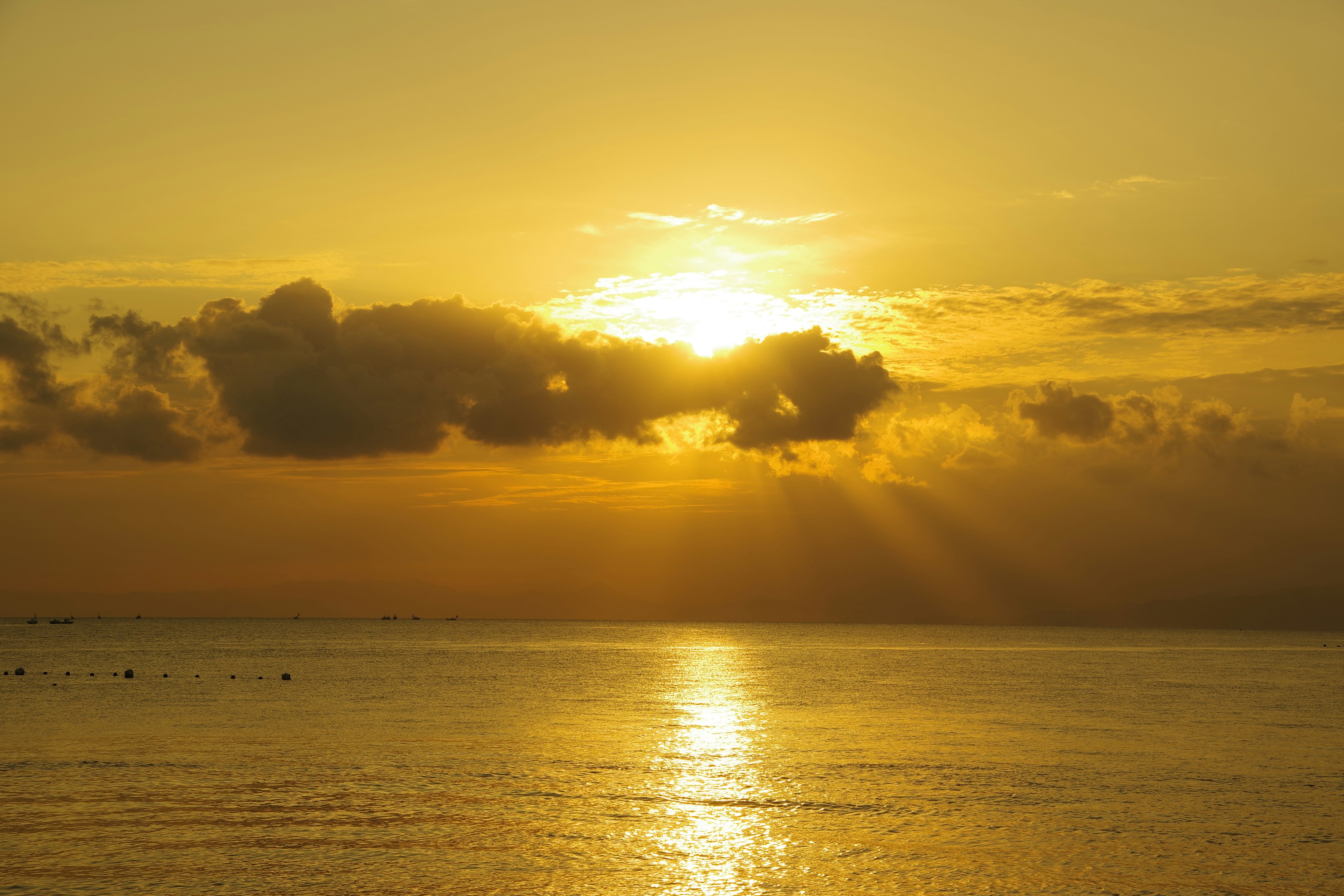 Hermoso atardecer sobre el mar tranquilo