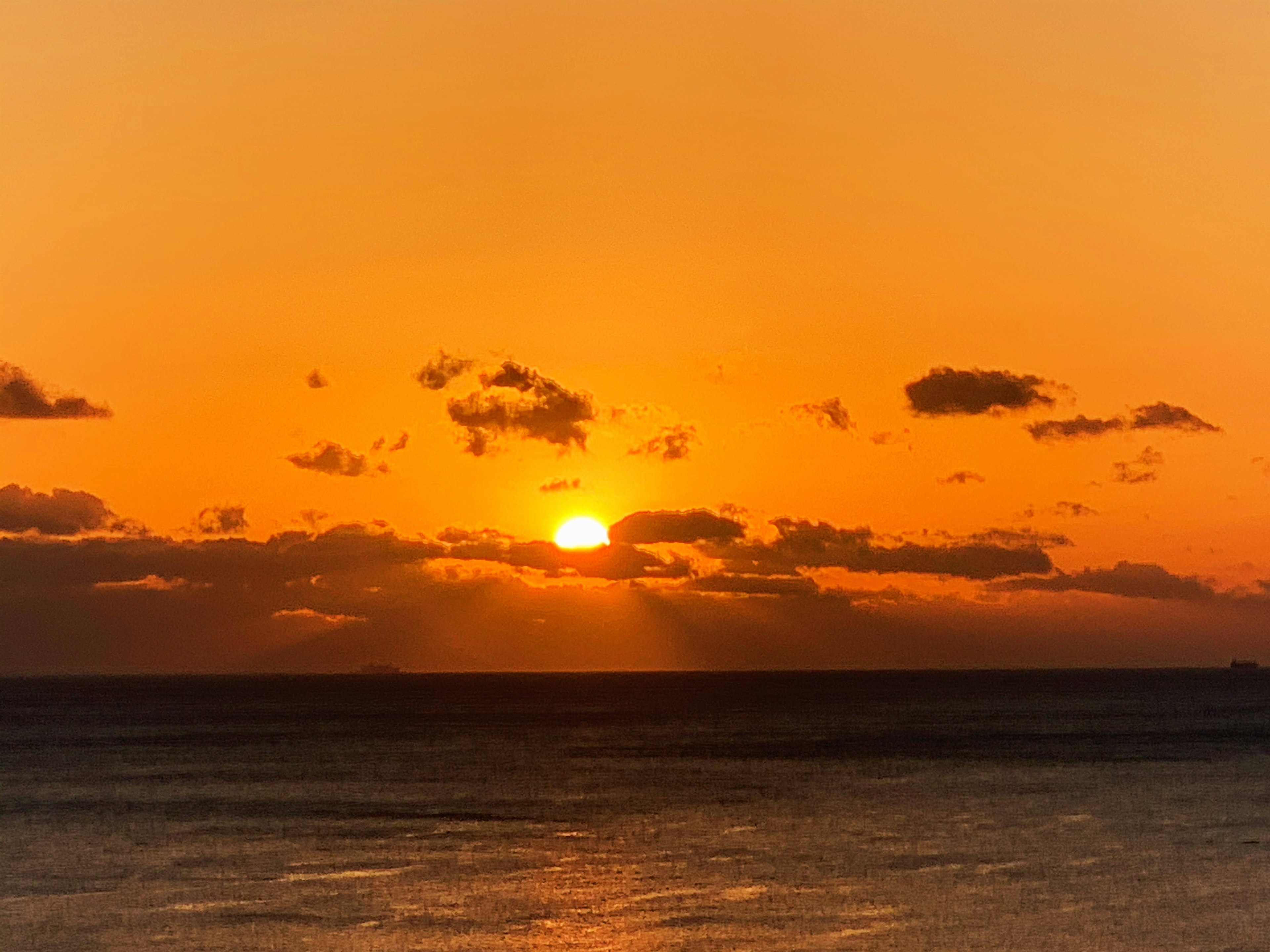 海上的美丽日落，橙色调