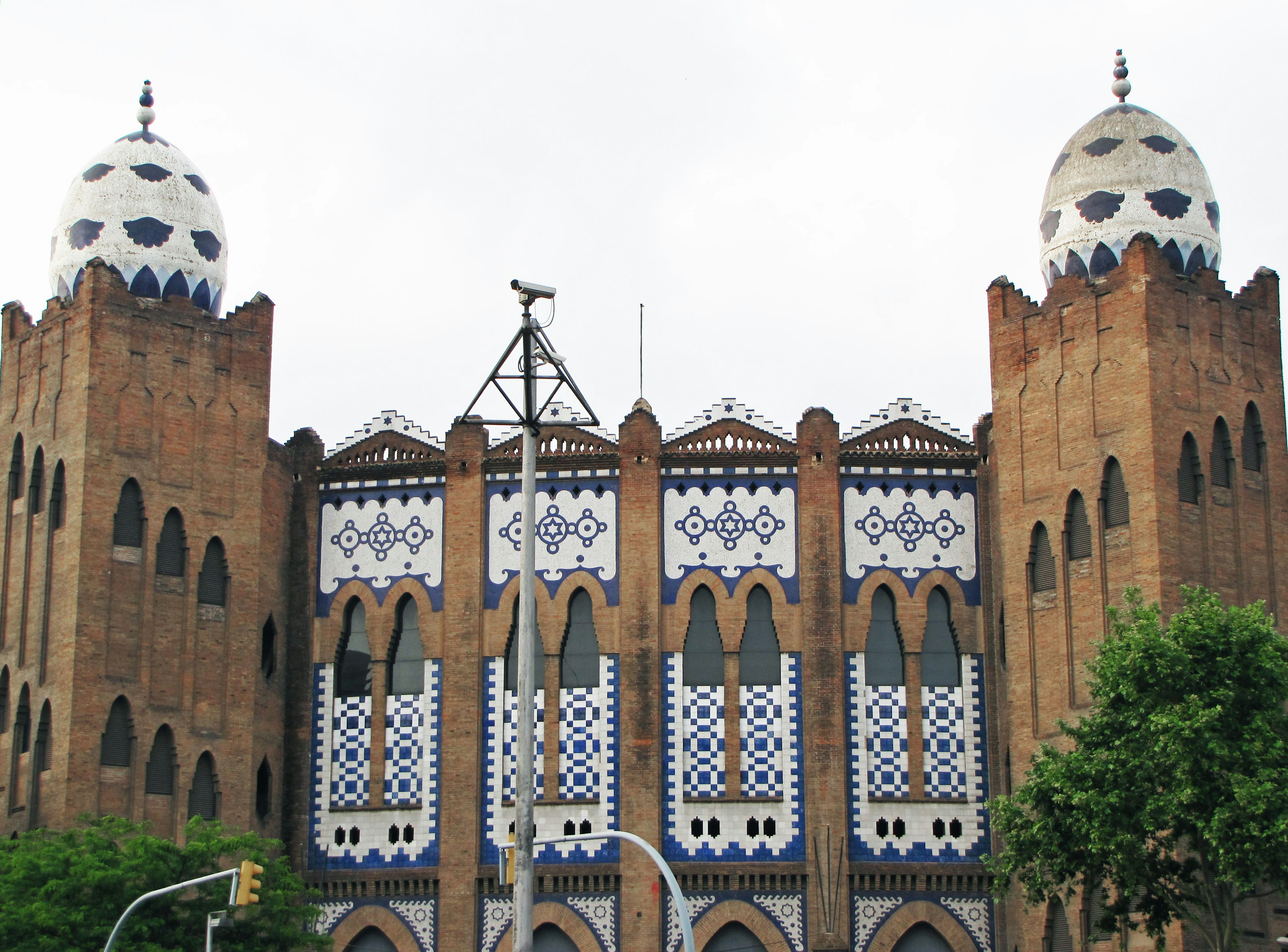 Exterior de un edificio africano con decoraciones azules y blancas distintivas