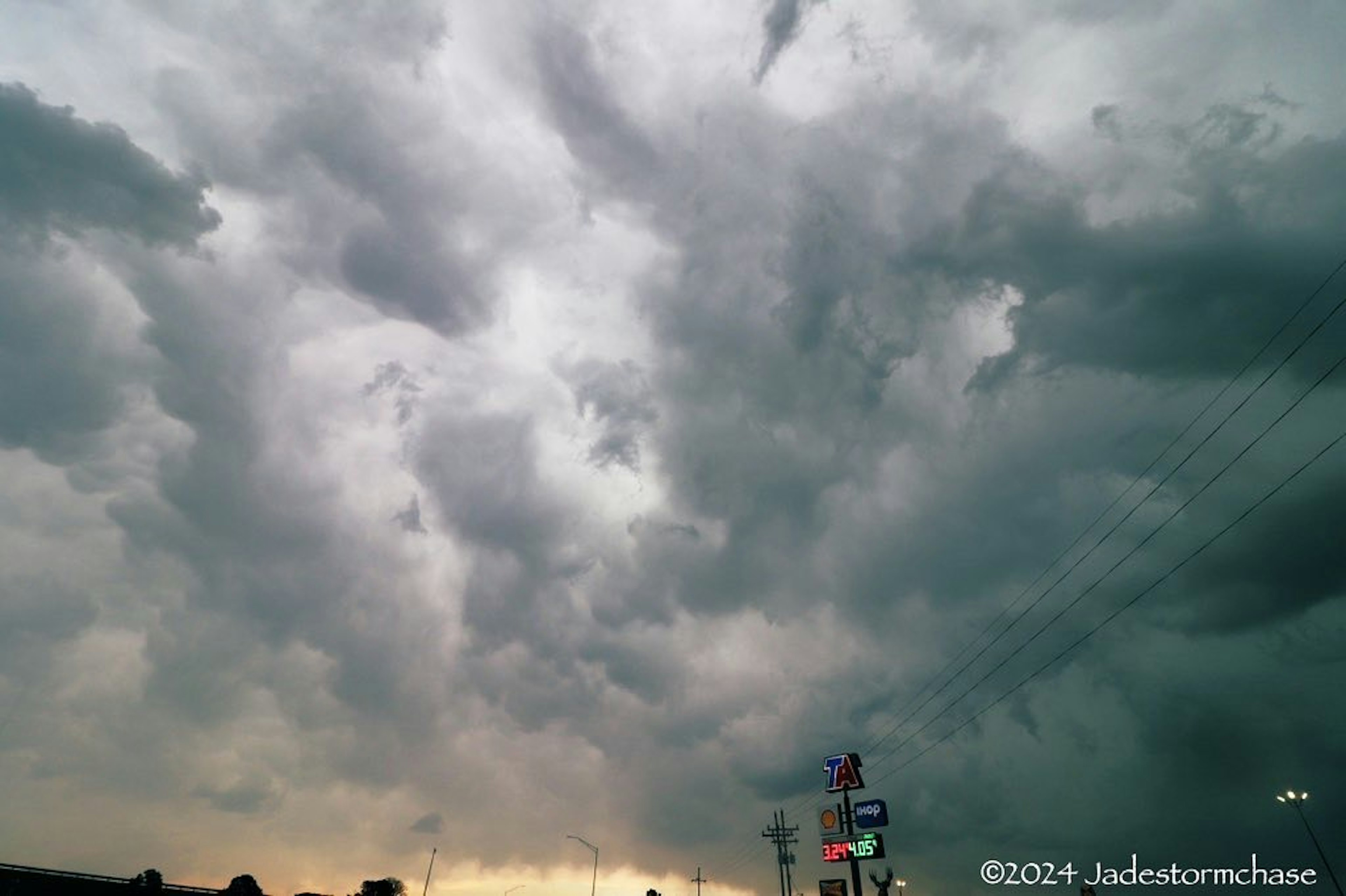 暗い雲が広がる空と地平線の明かり