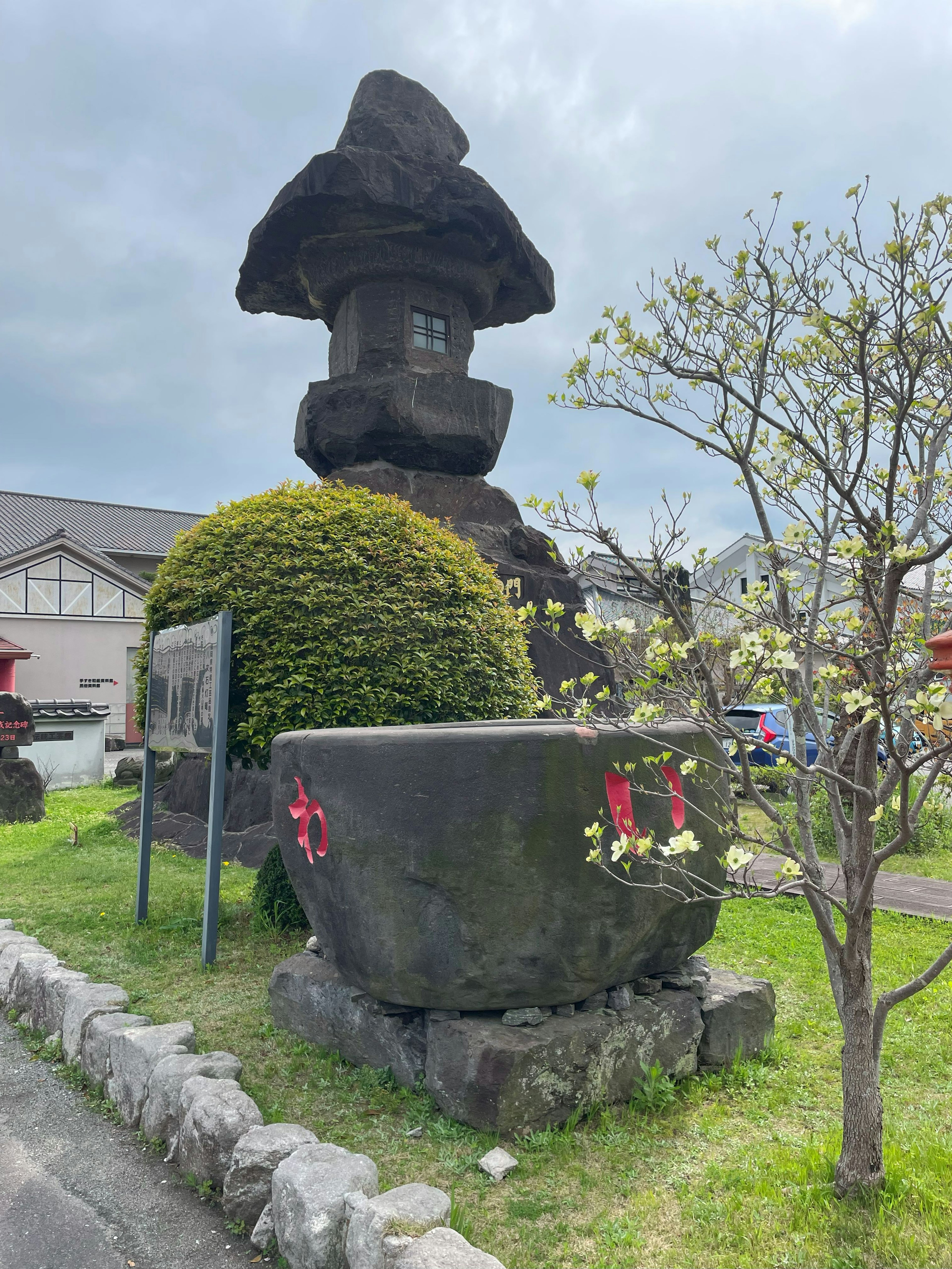 Lanternes en pierre avec verdure et plantes fleuries