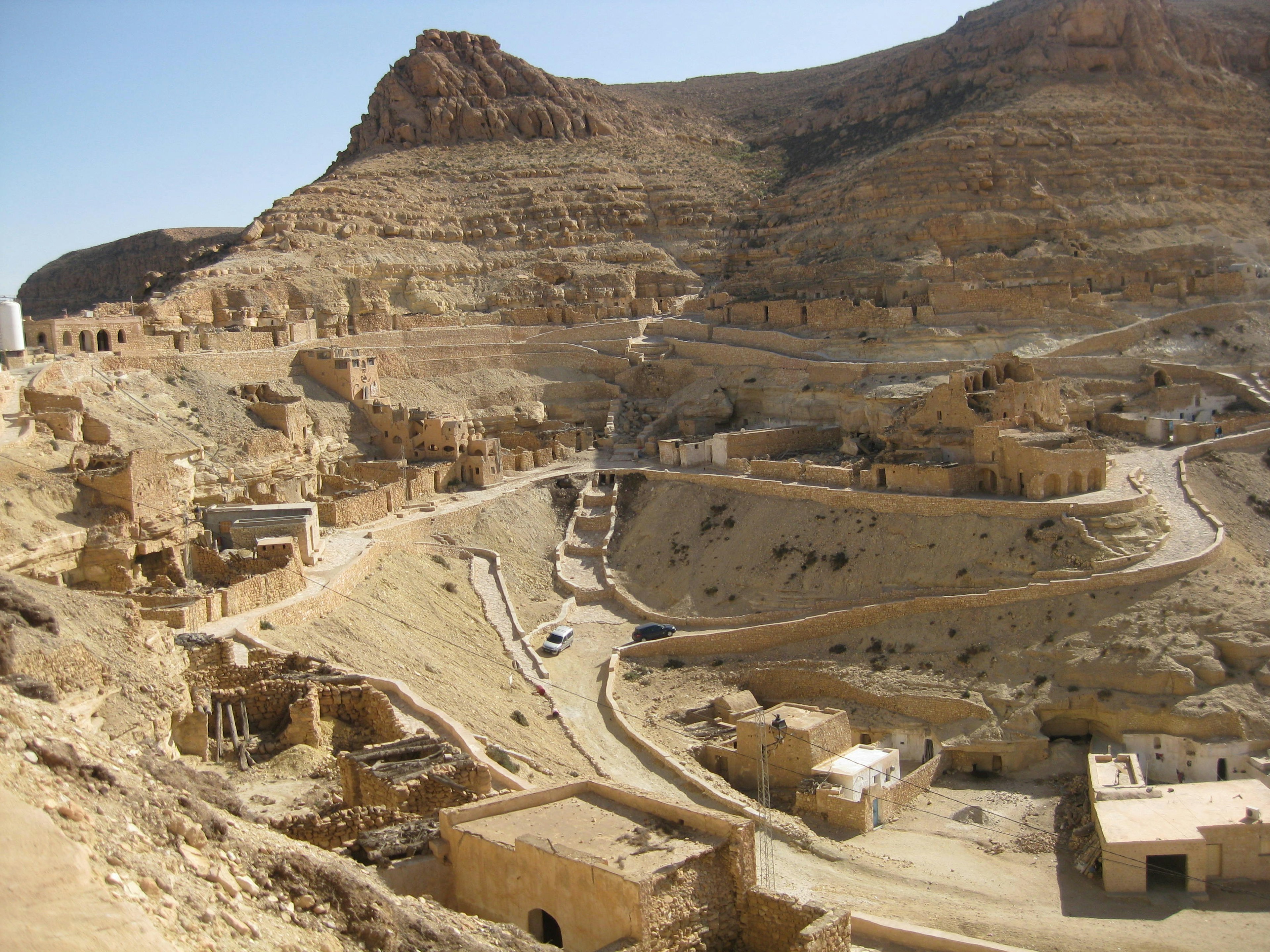 Paysage avec des ruines anciennes et un terrain montagneux