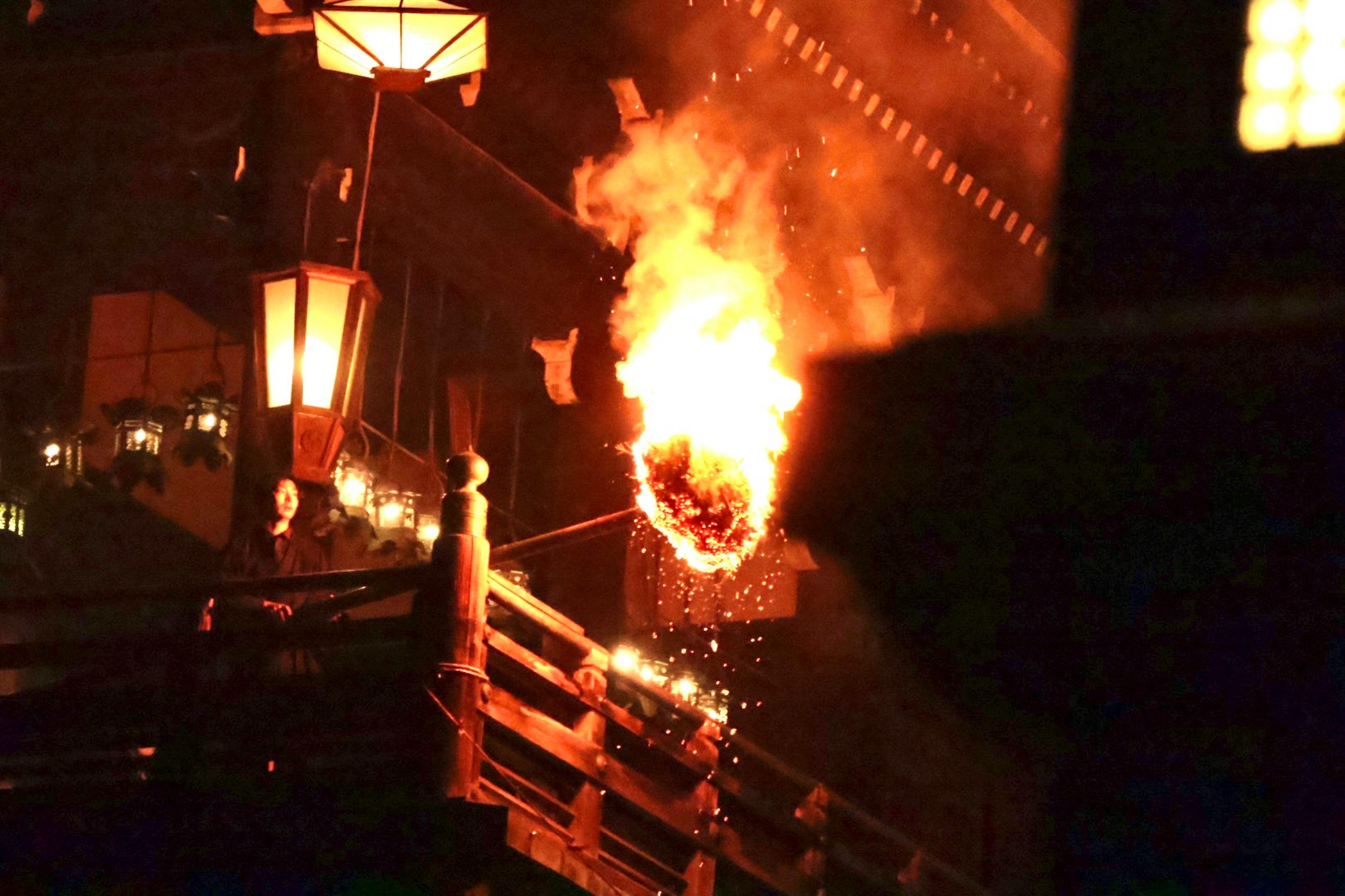 Bola de fuego brillante durante un festival nocturno con faroles