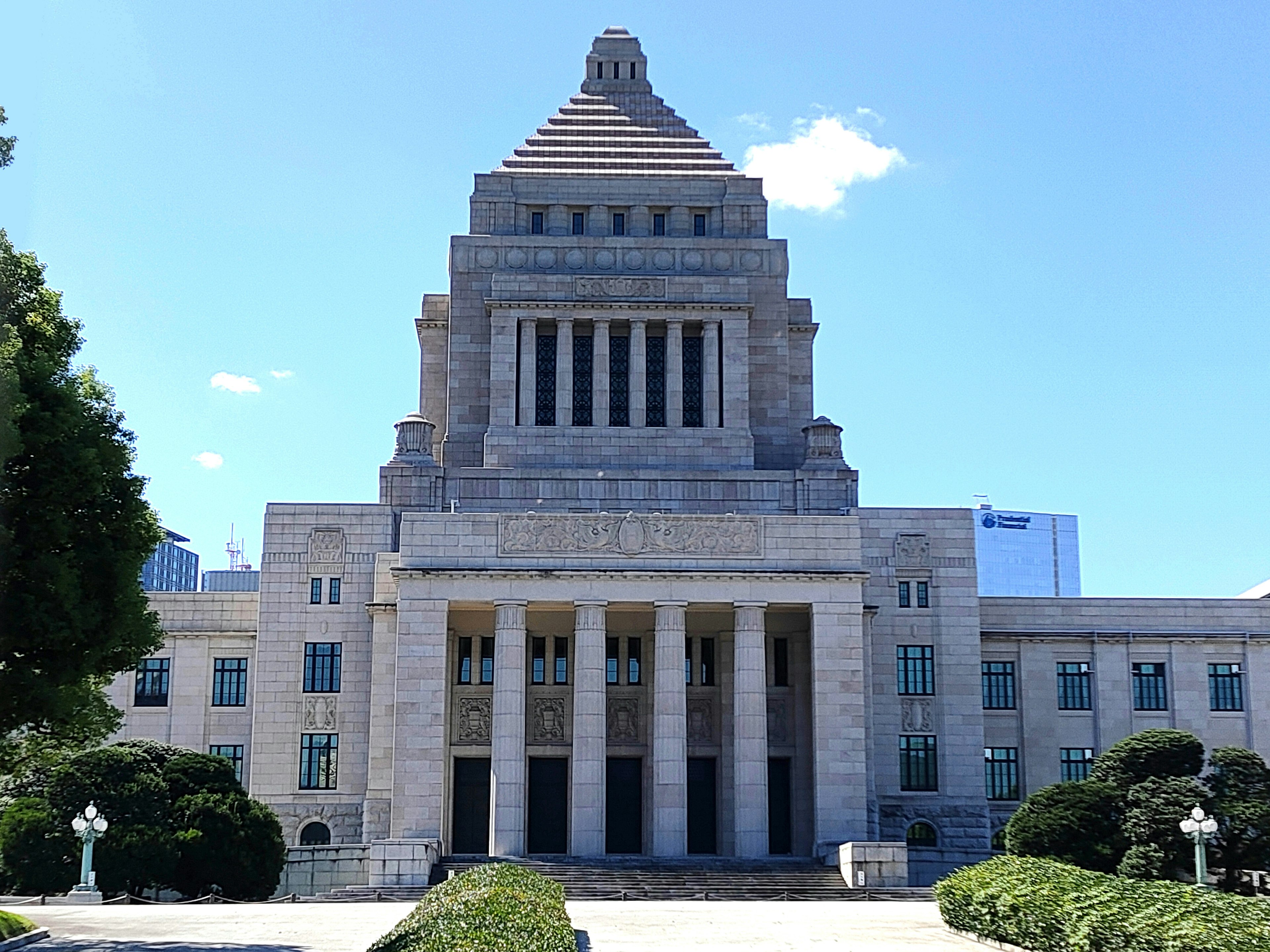 Tampilan luar Gedung Diet Jepang dengan atap berbentuk piramida dan kolom