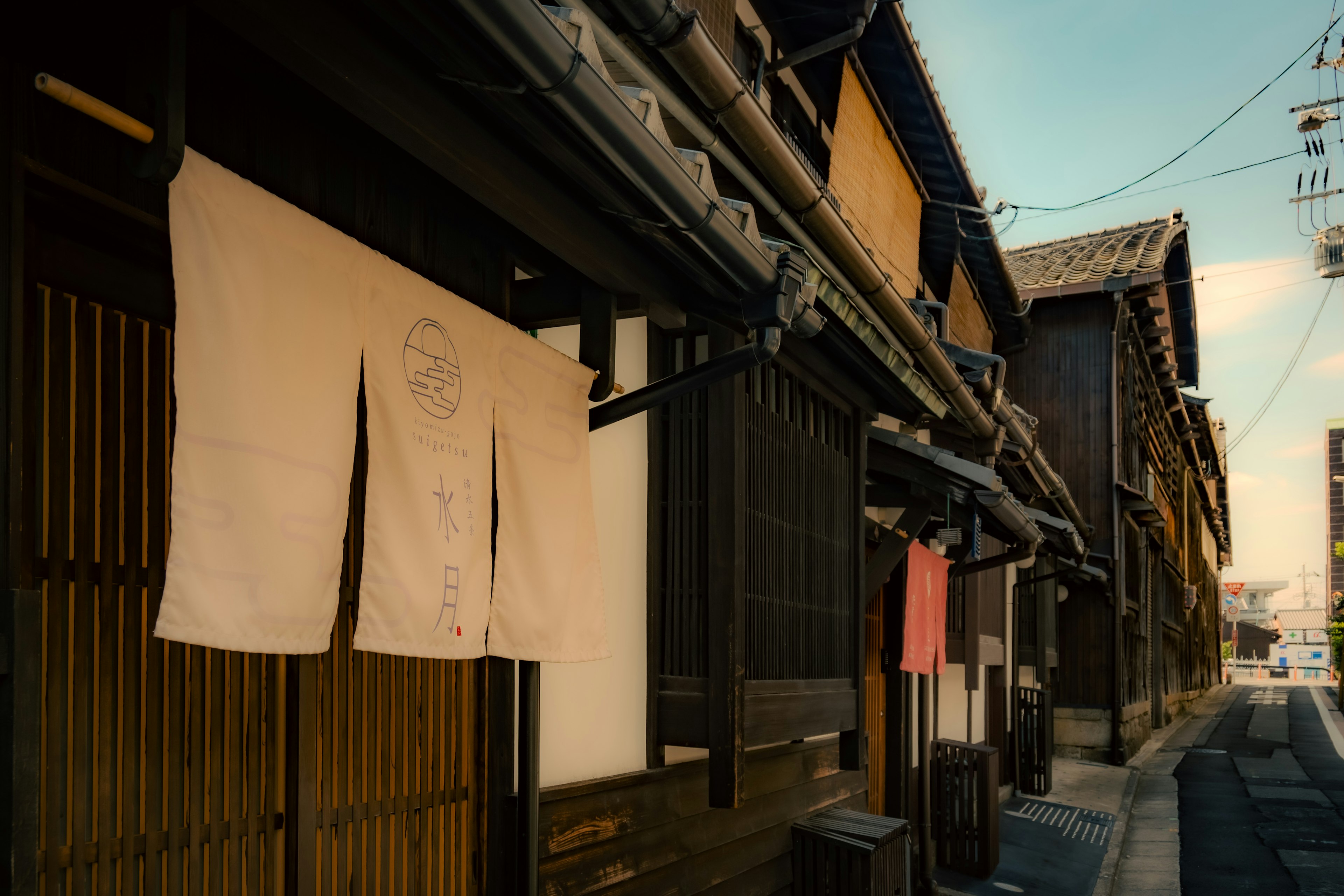 Traditionelle japanische Straßenszene mit hängendem weißen Stoff und Holzhäusern