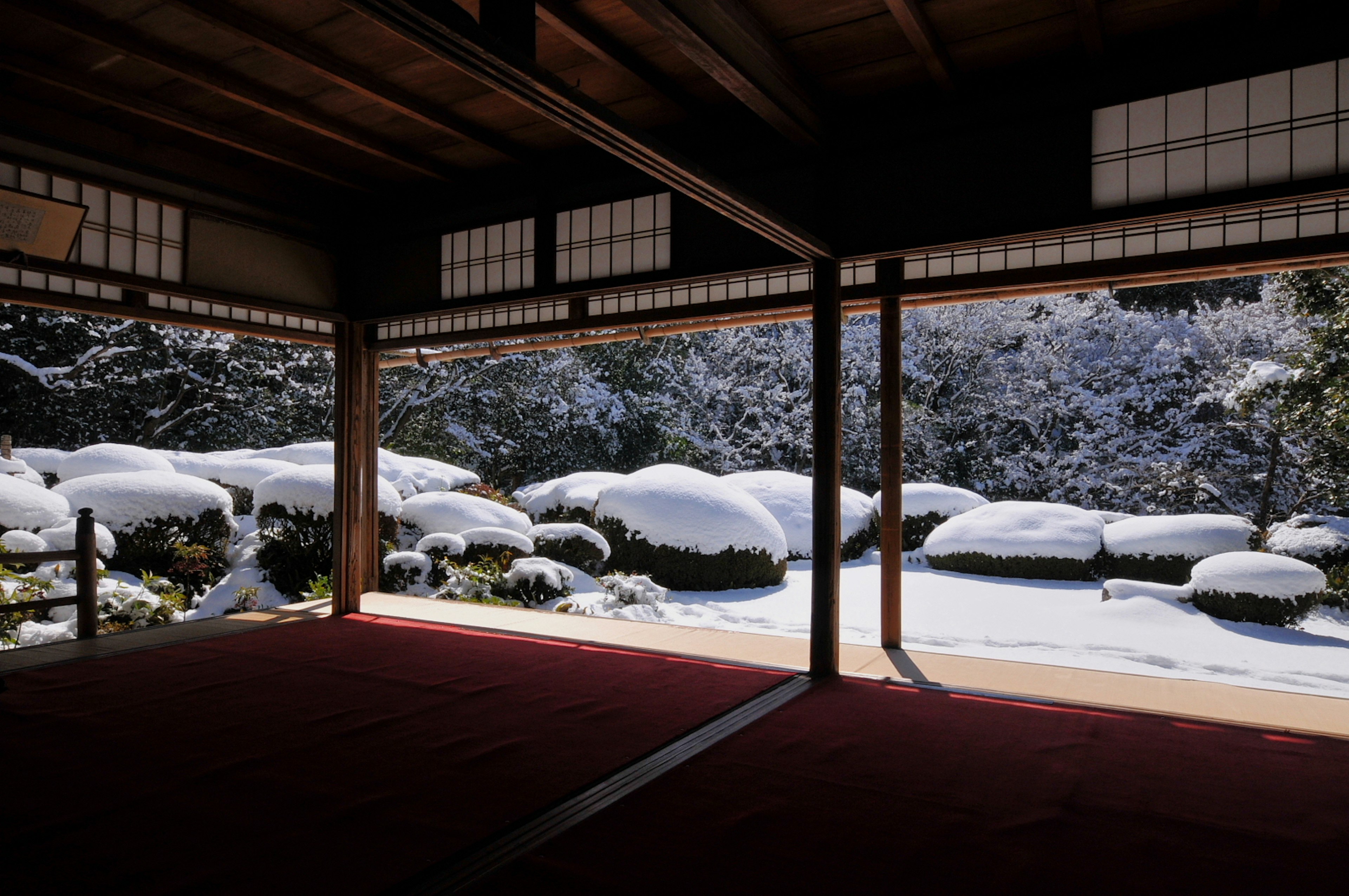 传统日本房间内部俯瞰被雪覆盖的花园