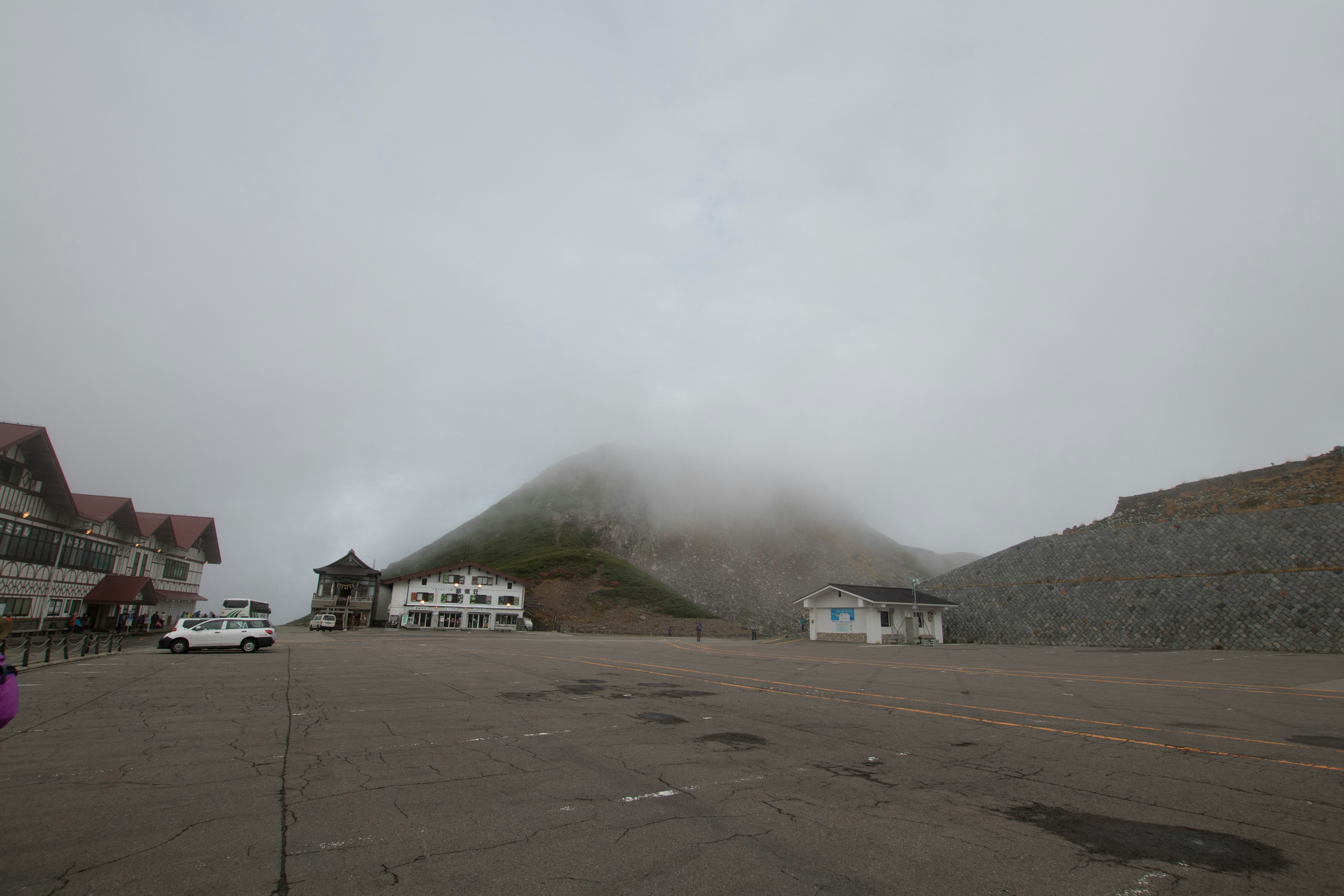 Montagna coperta di nebbia con edifici circostanti nel paesaggio