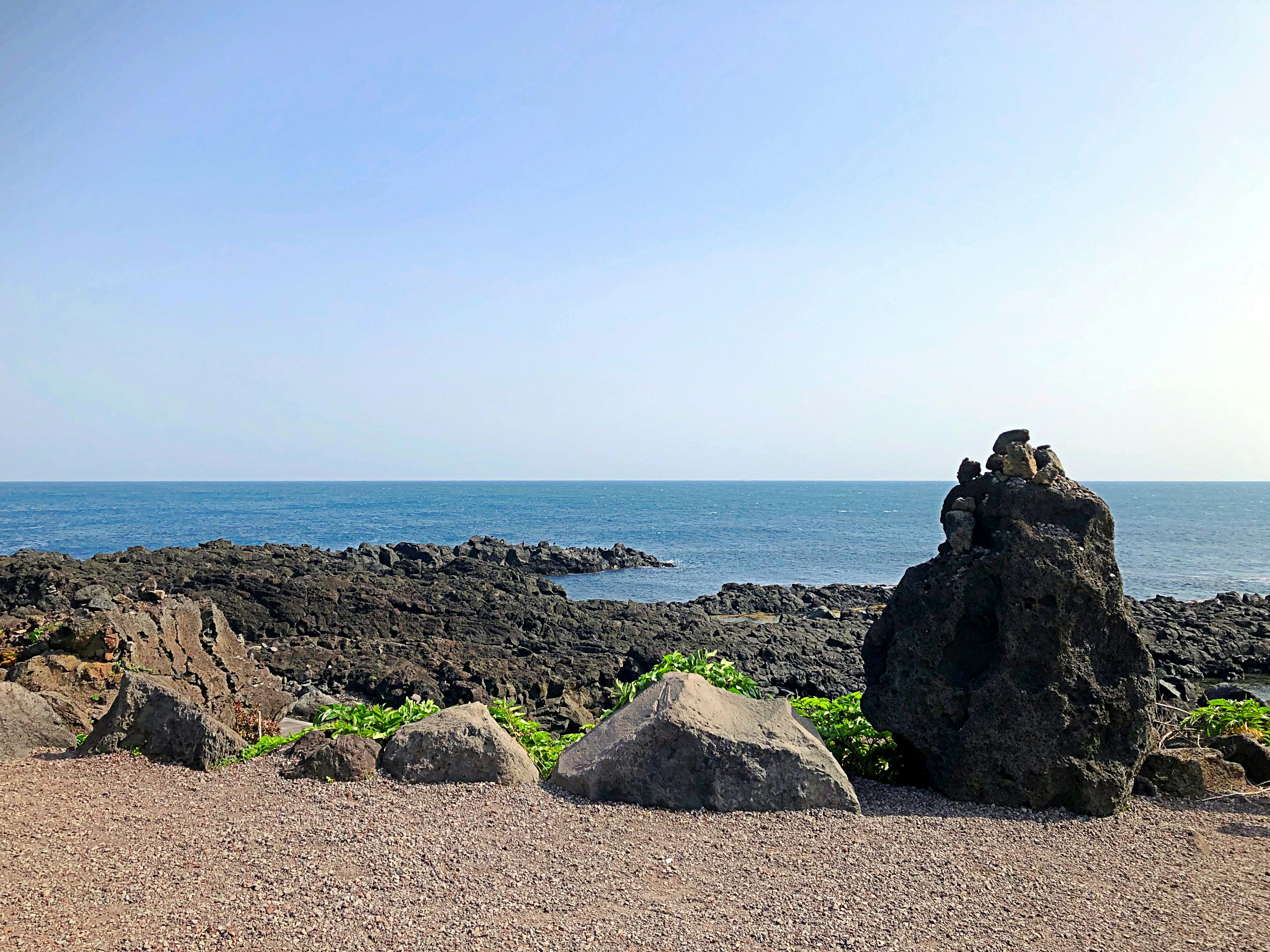 Pemandangan pantai berbatu dengan lautan biru