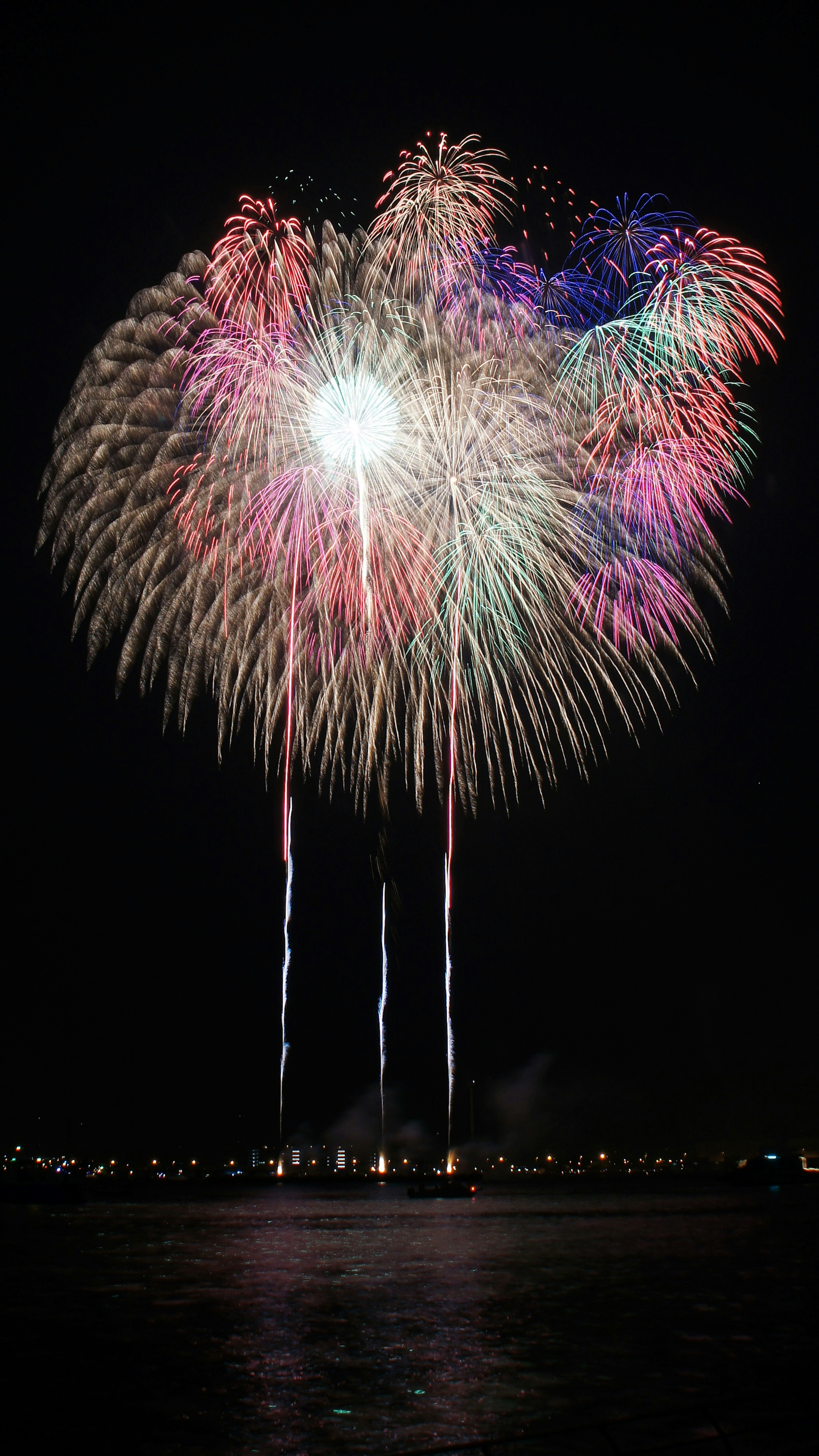 Espectáculo de fuegos artificiales vibrantes iluminando el cielo nocturno con estallidos coloridos