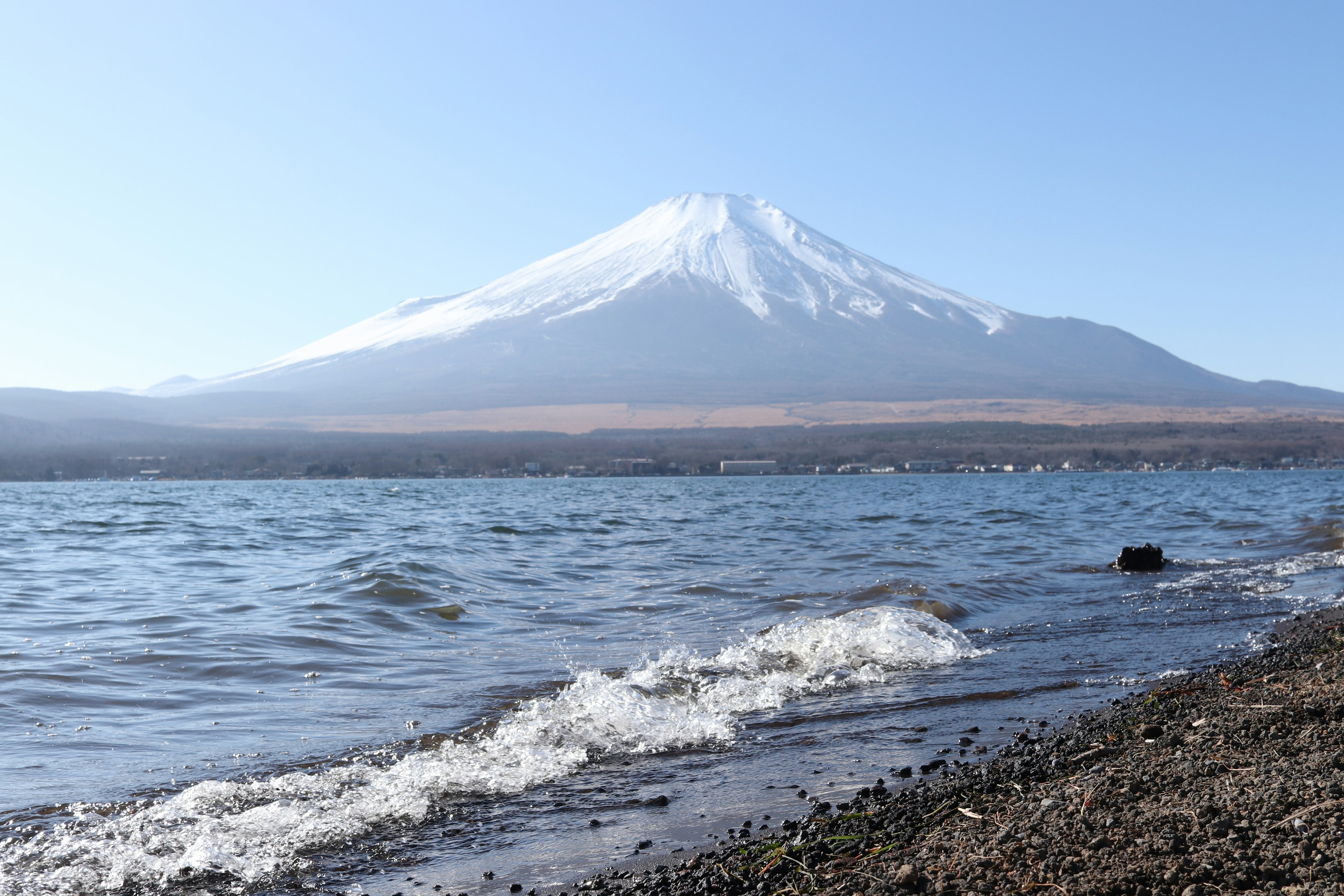 富士山的风景，前景是平静的湖泊