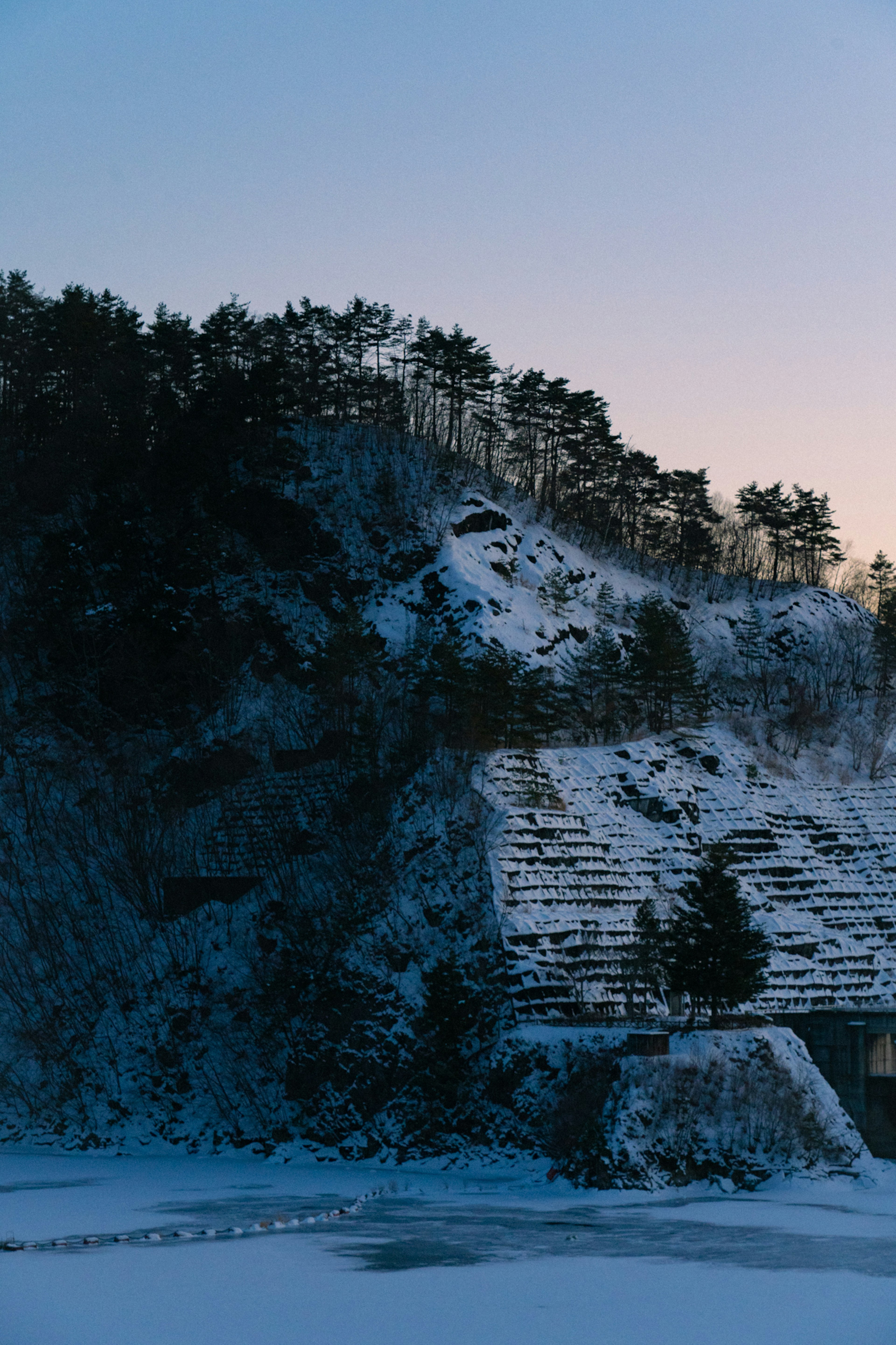 雪に覆われた山の斜面と冷たい青い空の風景