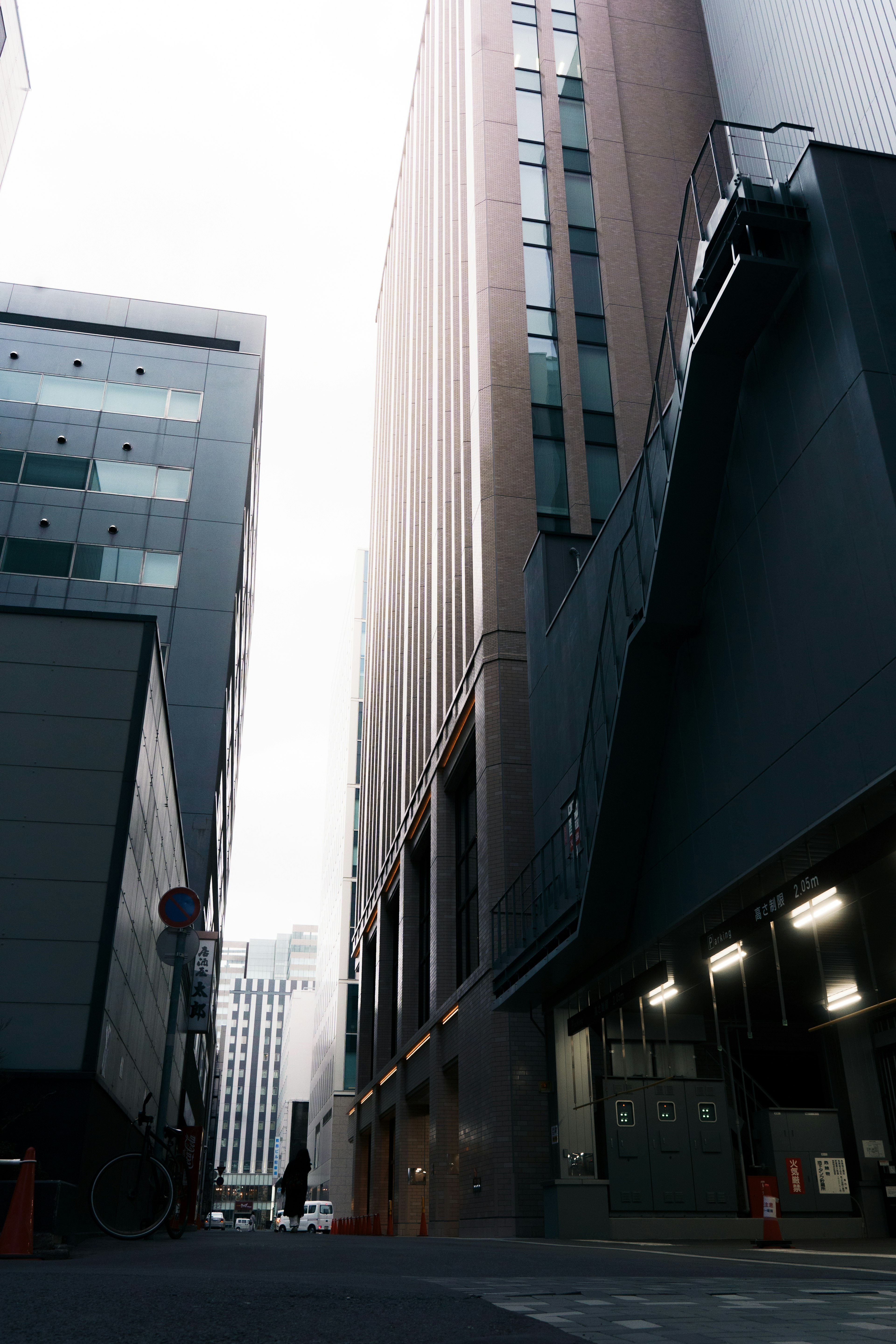 Strada stretta con alti edifici e architettura moderna