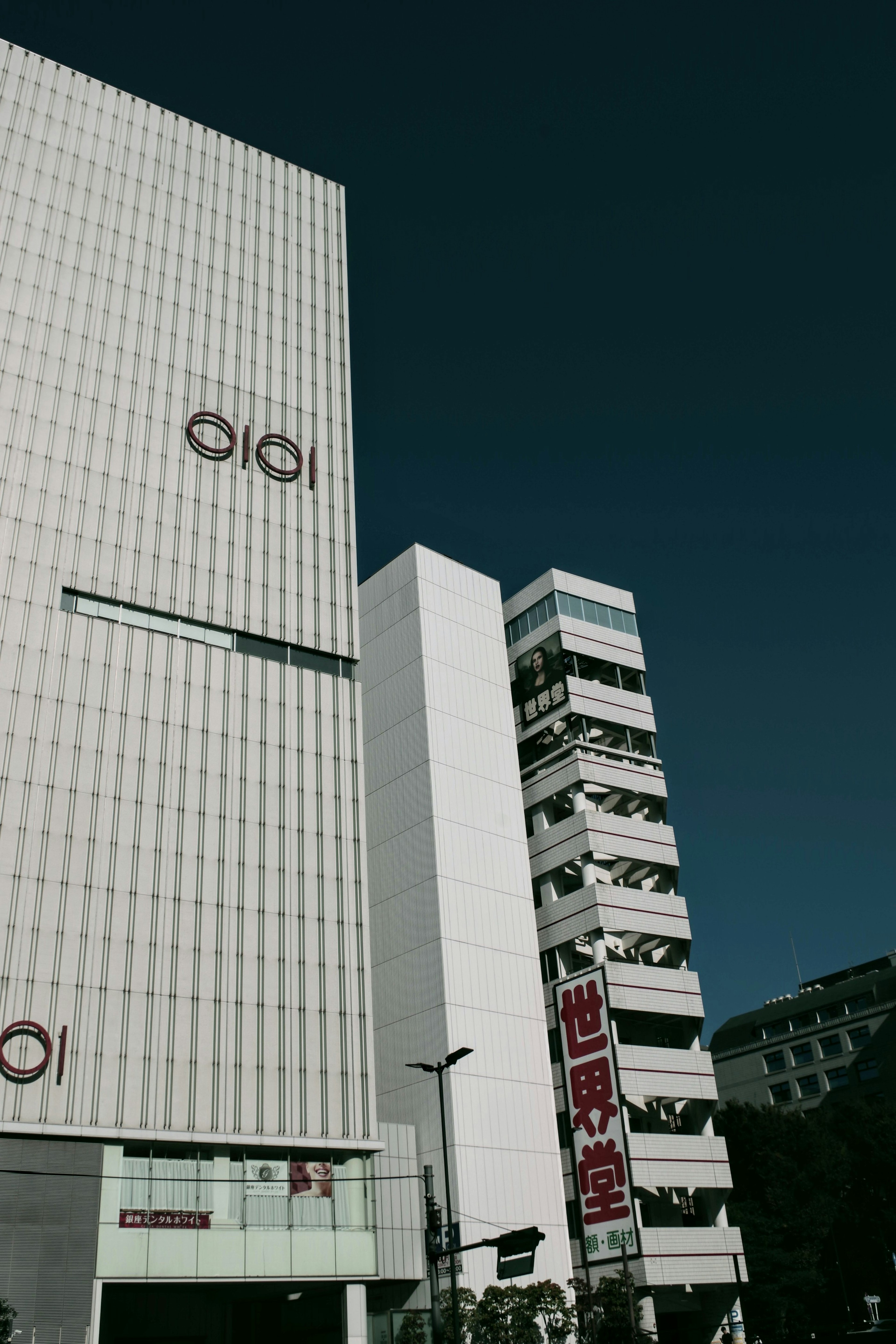 Paisaje urbano con un edificio blanco y un letrero rojo