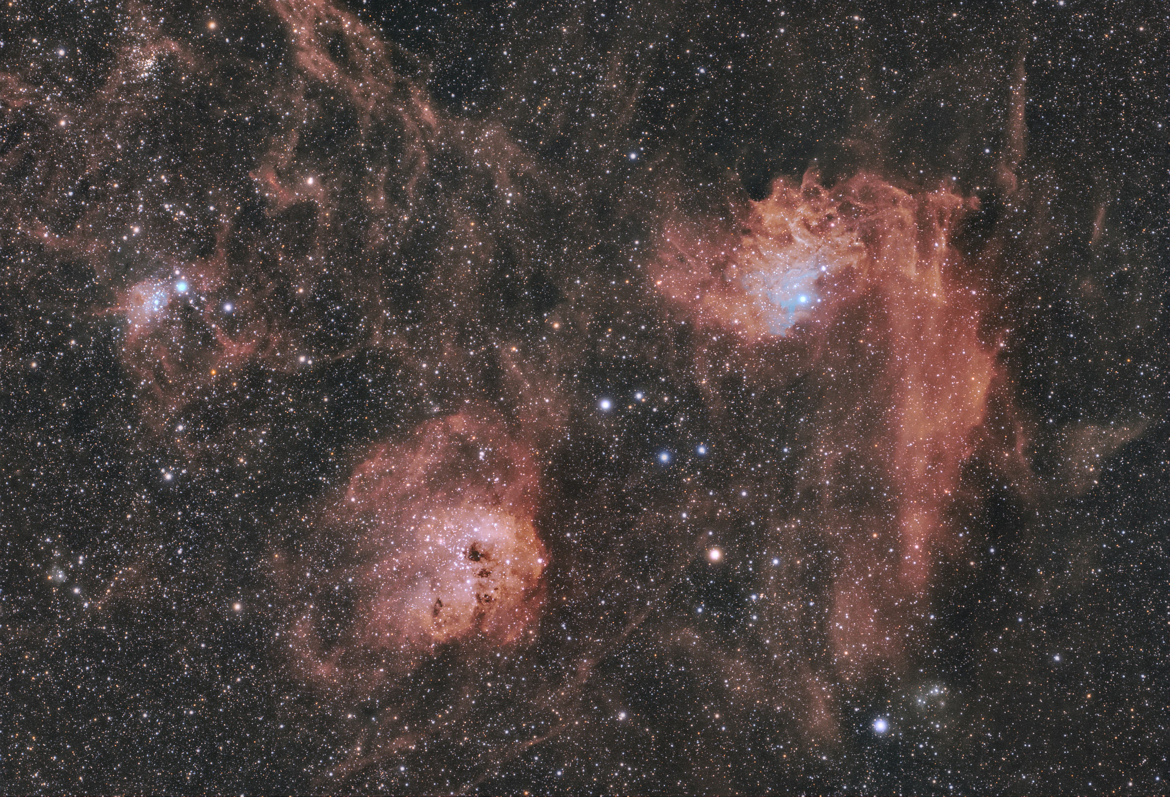 Image d'une nébuleuse cosmique dans un ciel nocturne Étoiles brillantes et nuages de gaz rouge pâle sont présents