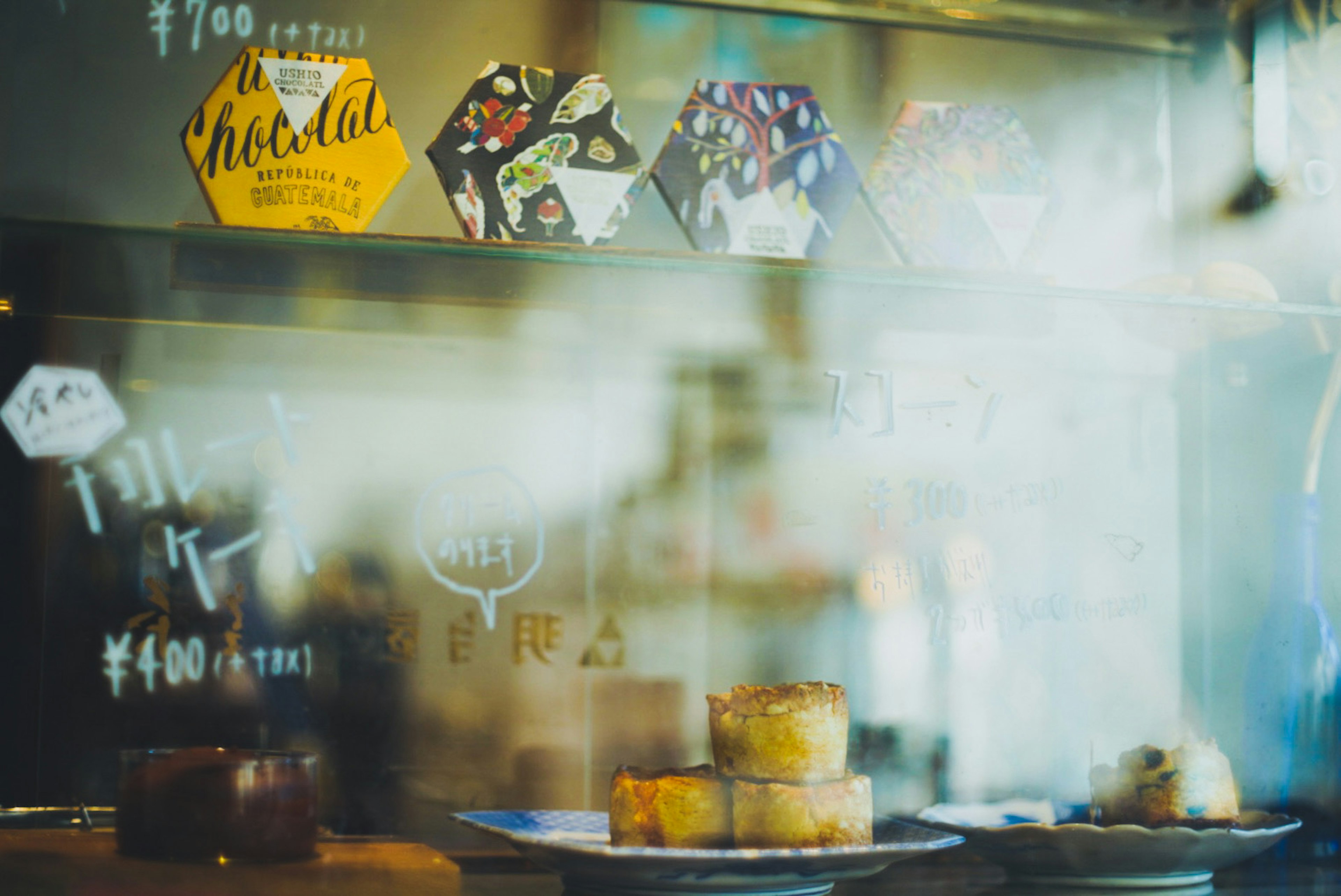 Gâteaux exposés dans une vitrine de café avec un emballage chocolaté coloré