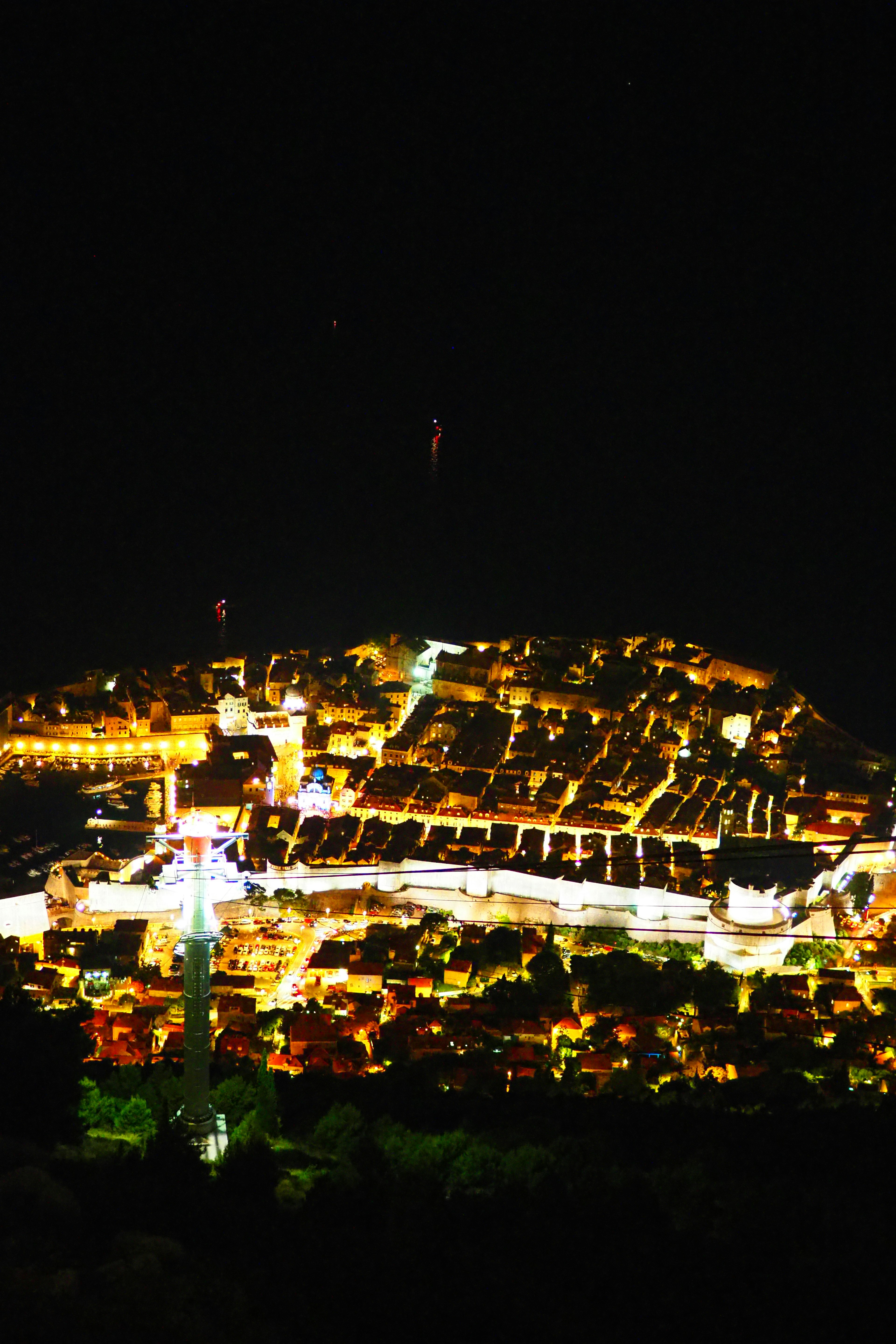 Une vue magnifique d'une ville illuminée la nuit