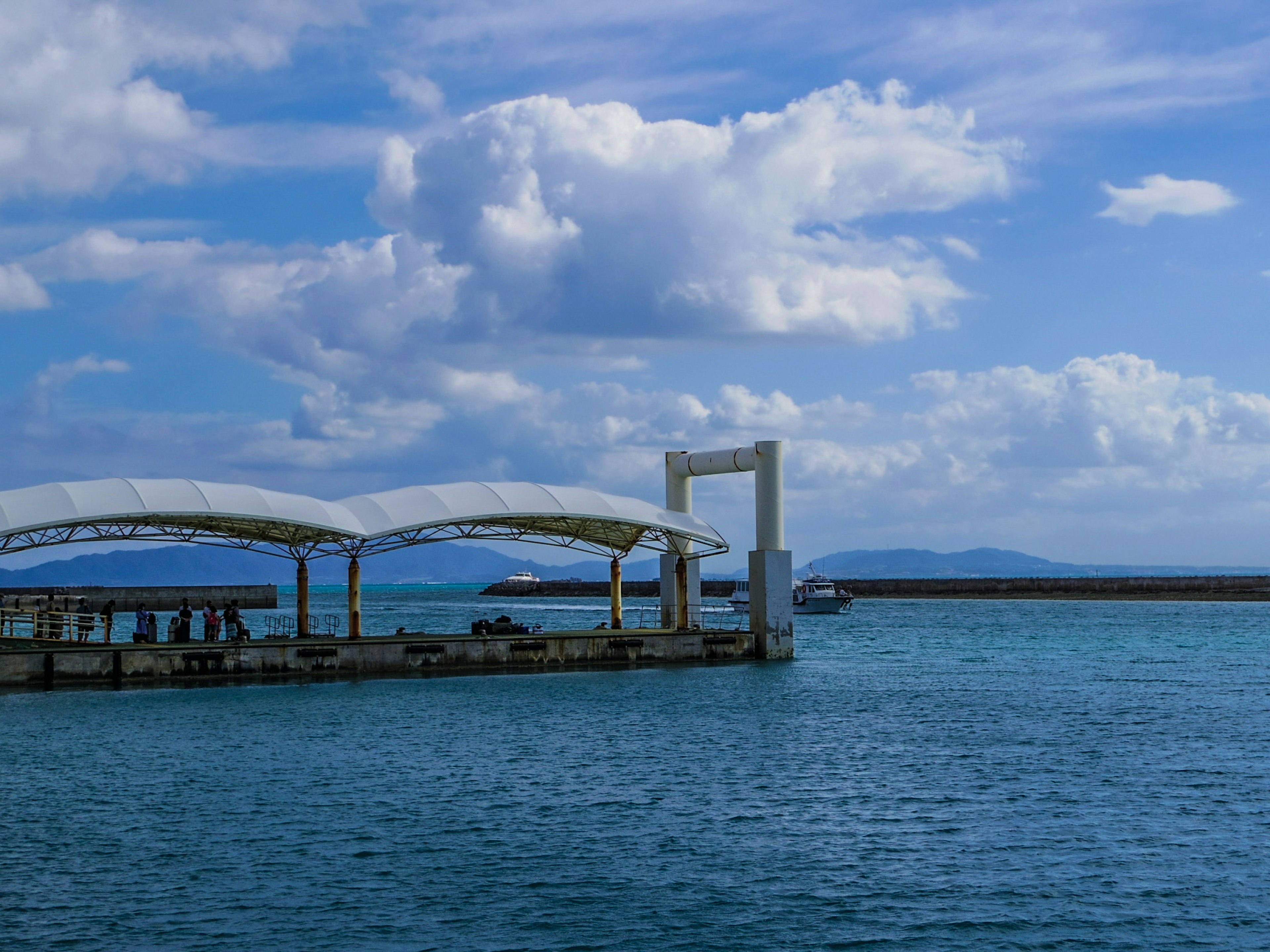 Vista panoramica di un molo con acqua blu e nuvole