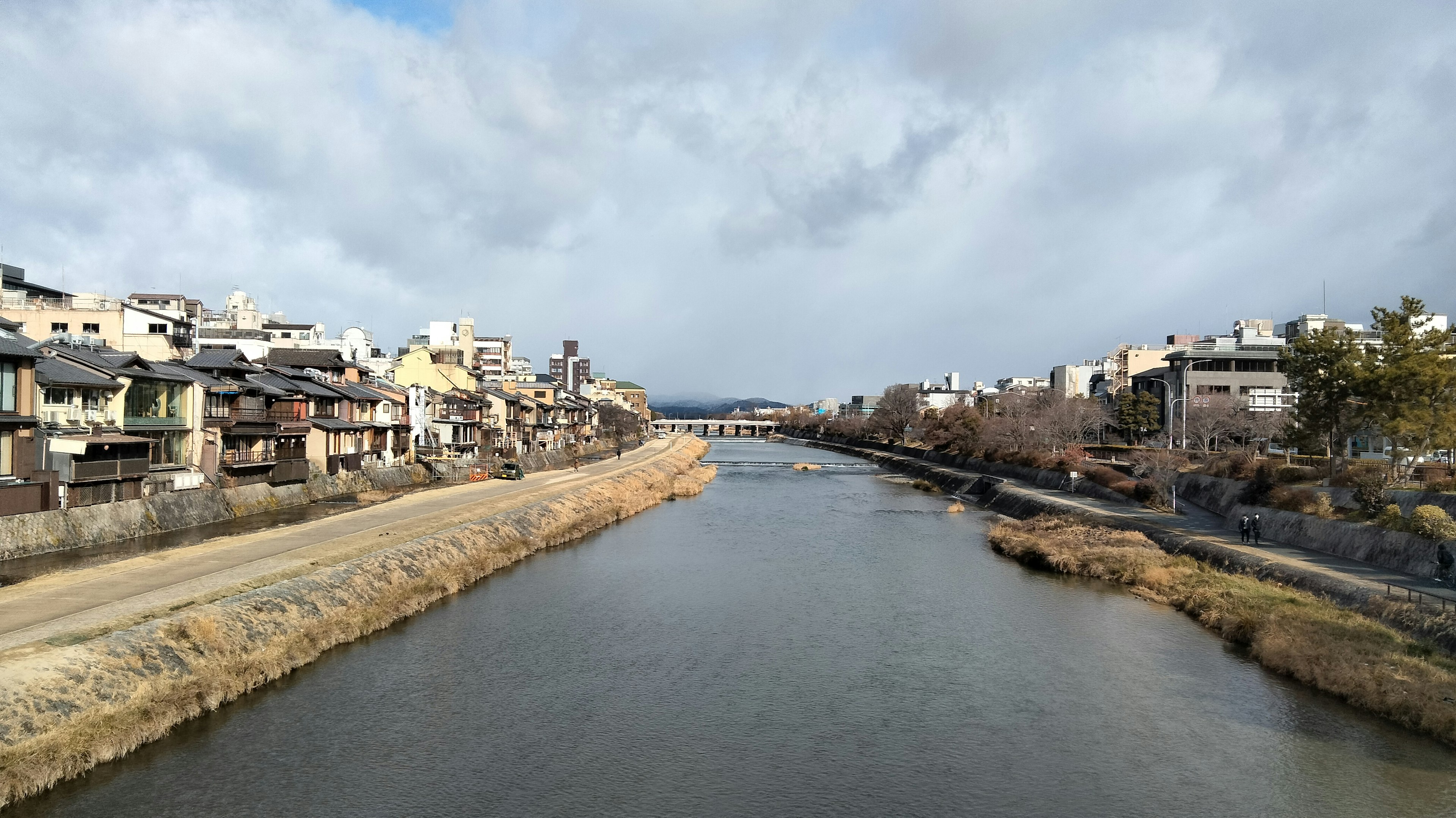 Vue pittoresque d'une rivière calme avec des bâtiments environnants