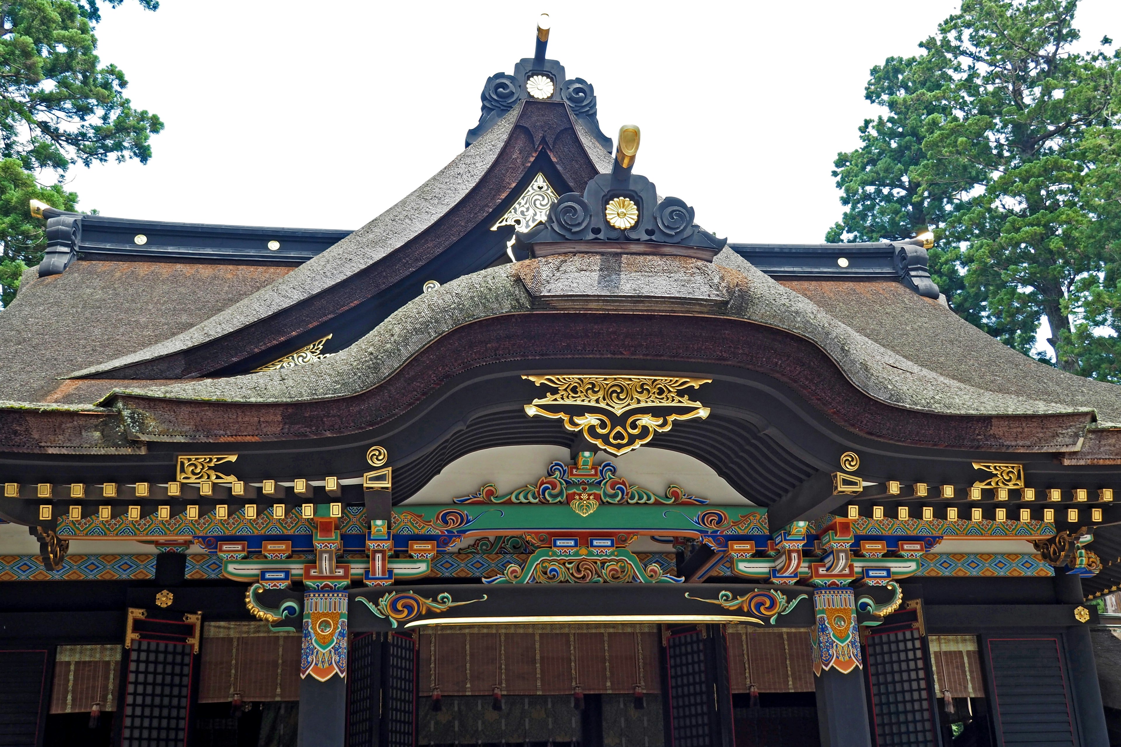 Schöne traditionelle japanische Schreindachdekorationen und -farben