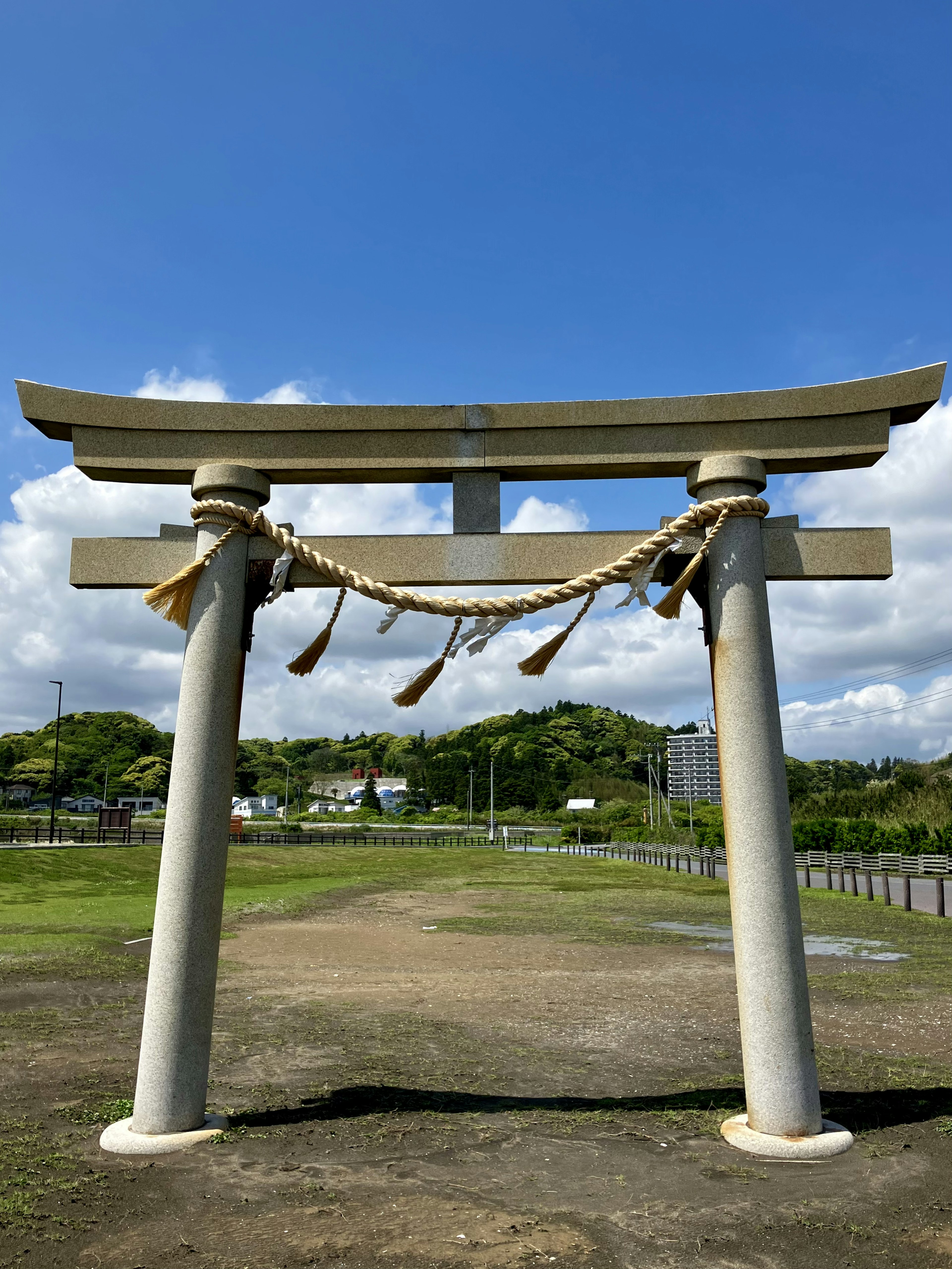 青空の下の鳥居としめ縄のある風景