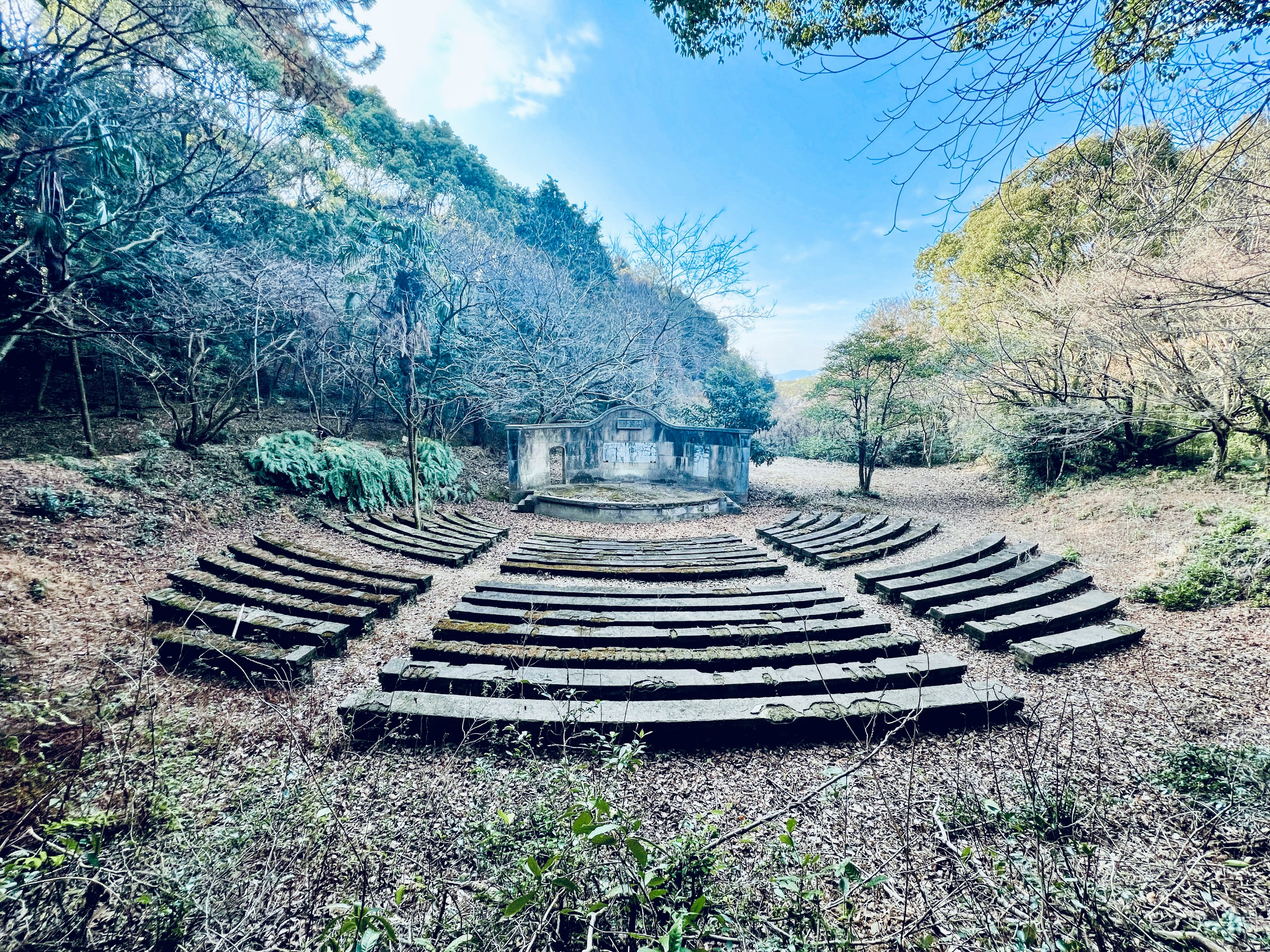 自然に囲まれた古い円形劇場の風景