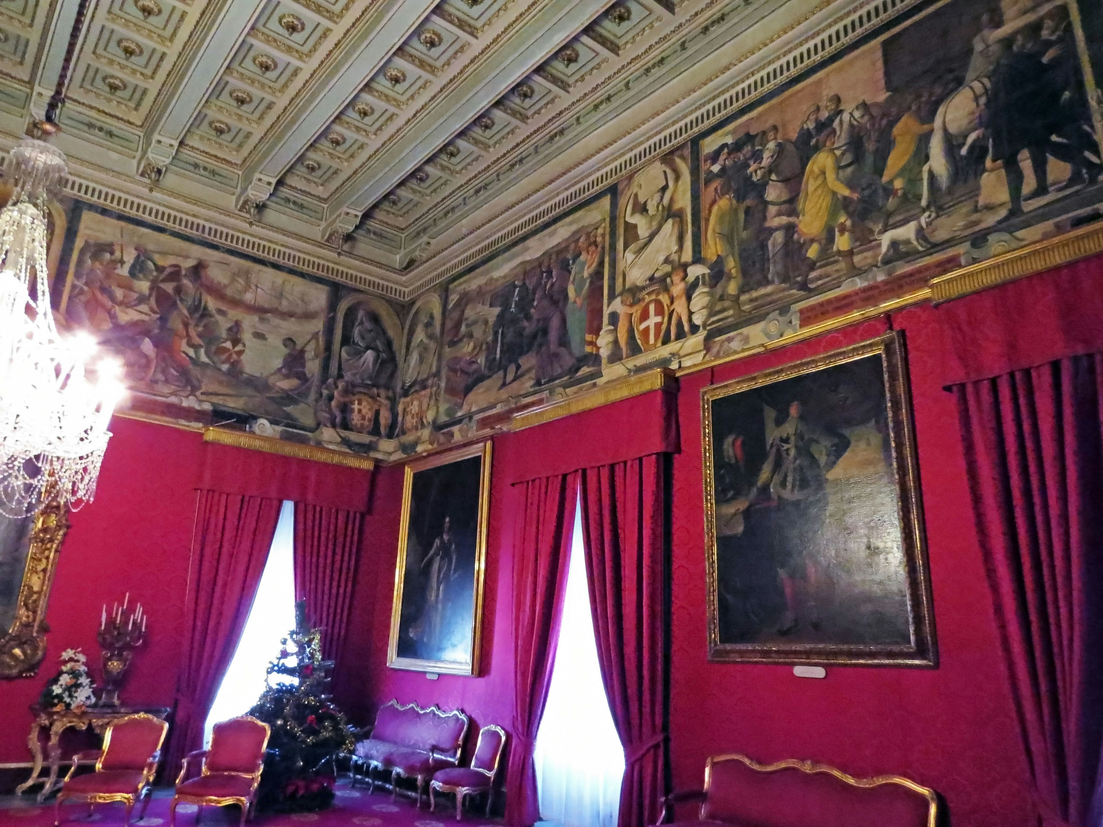 Intérieur de chambre luxueux avec des fresques murales et des peintures encadrées en or Lustre en cristal suspendu au plafond