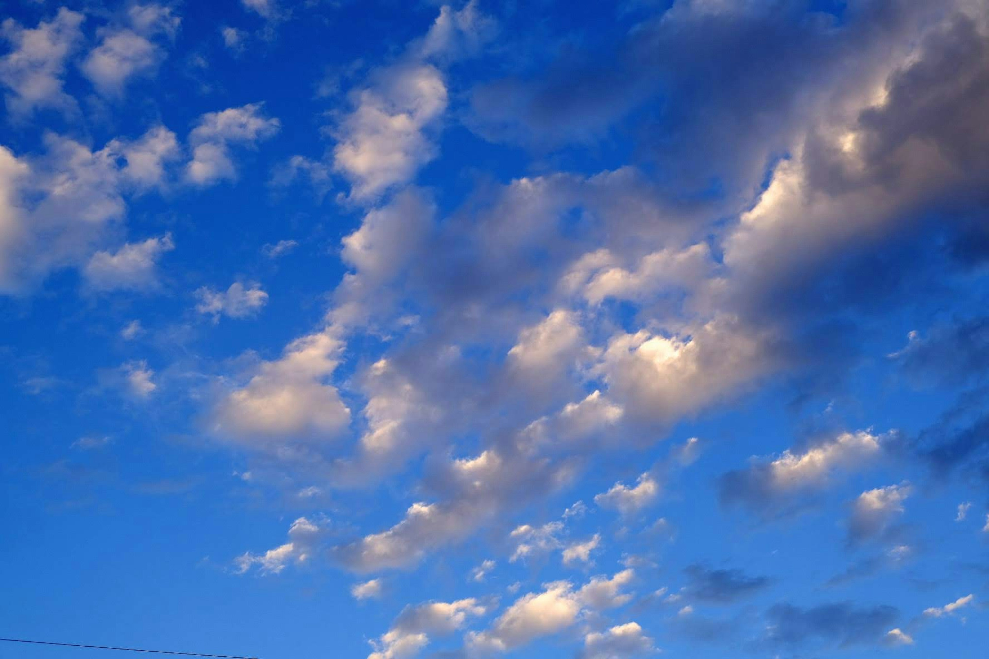 Pola awan putih di langit biru