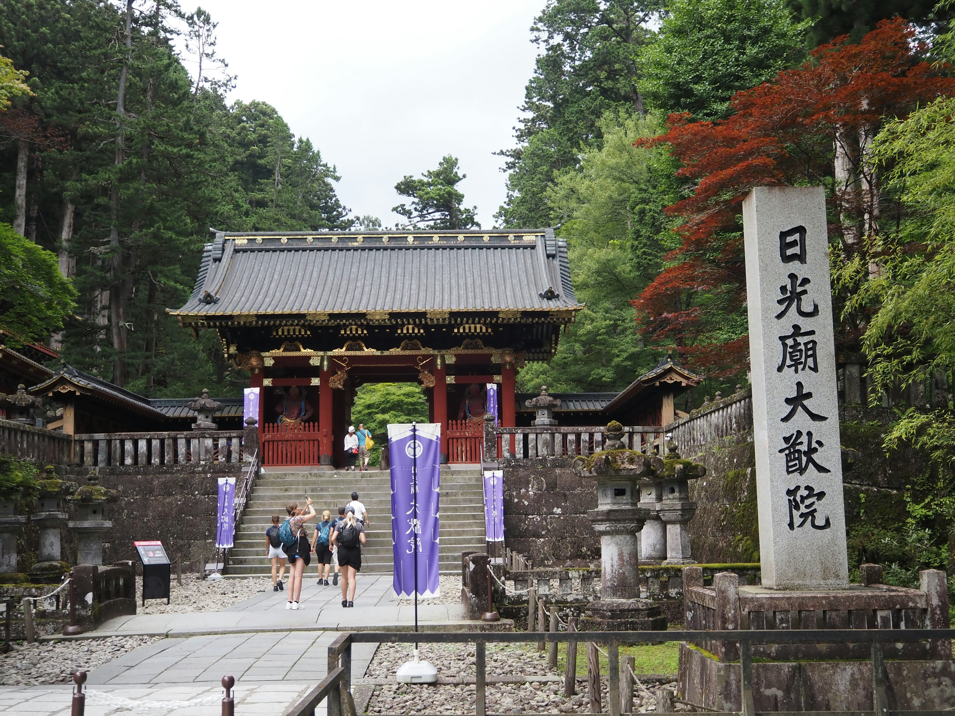 Haupttor des Nikko Tosho-gu umgeben von üppigem Grün