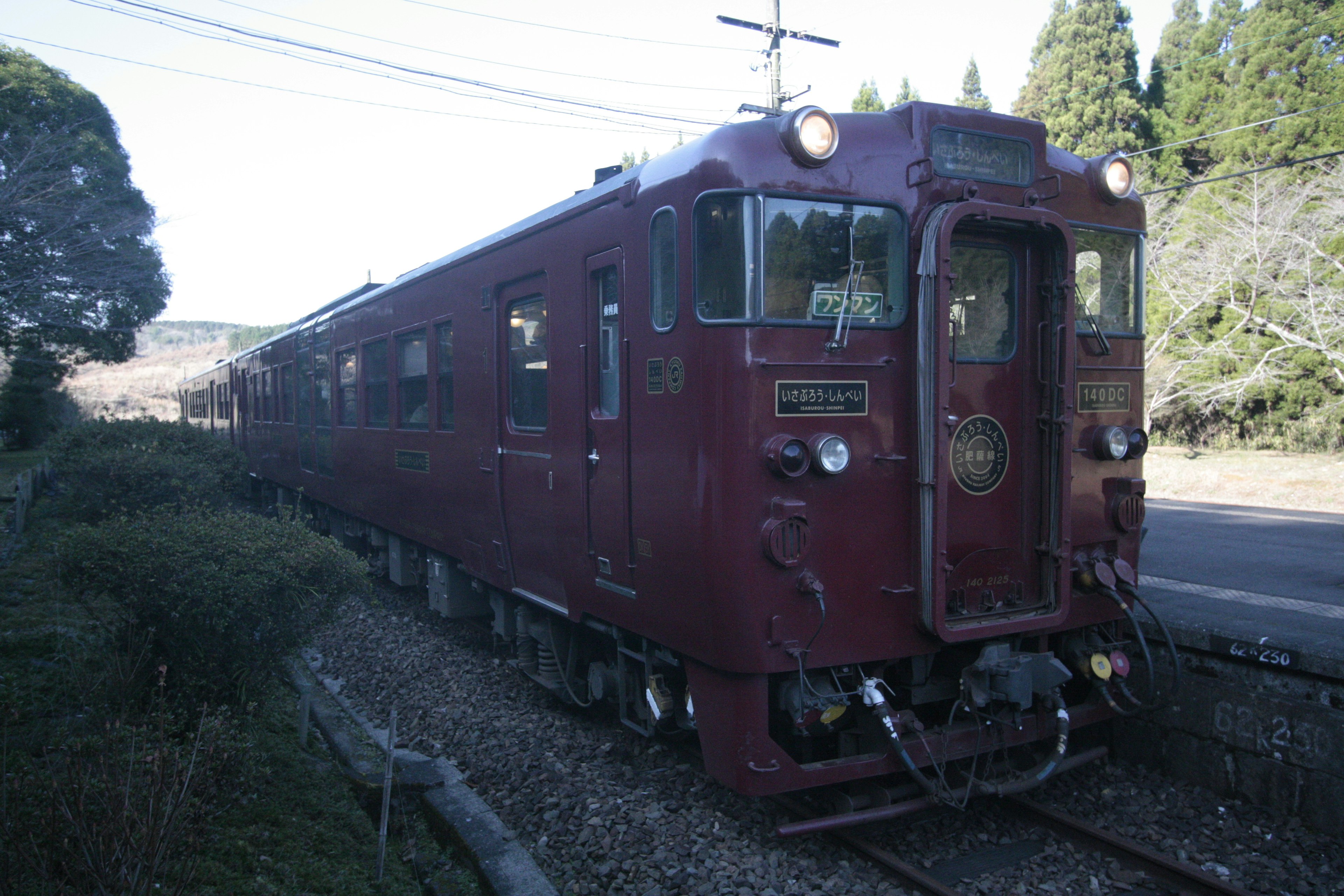 รถไฟสีแดงจอดอยู่ข้างภูมิทัศน์ที่สวยงาม