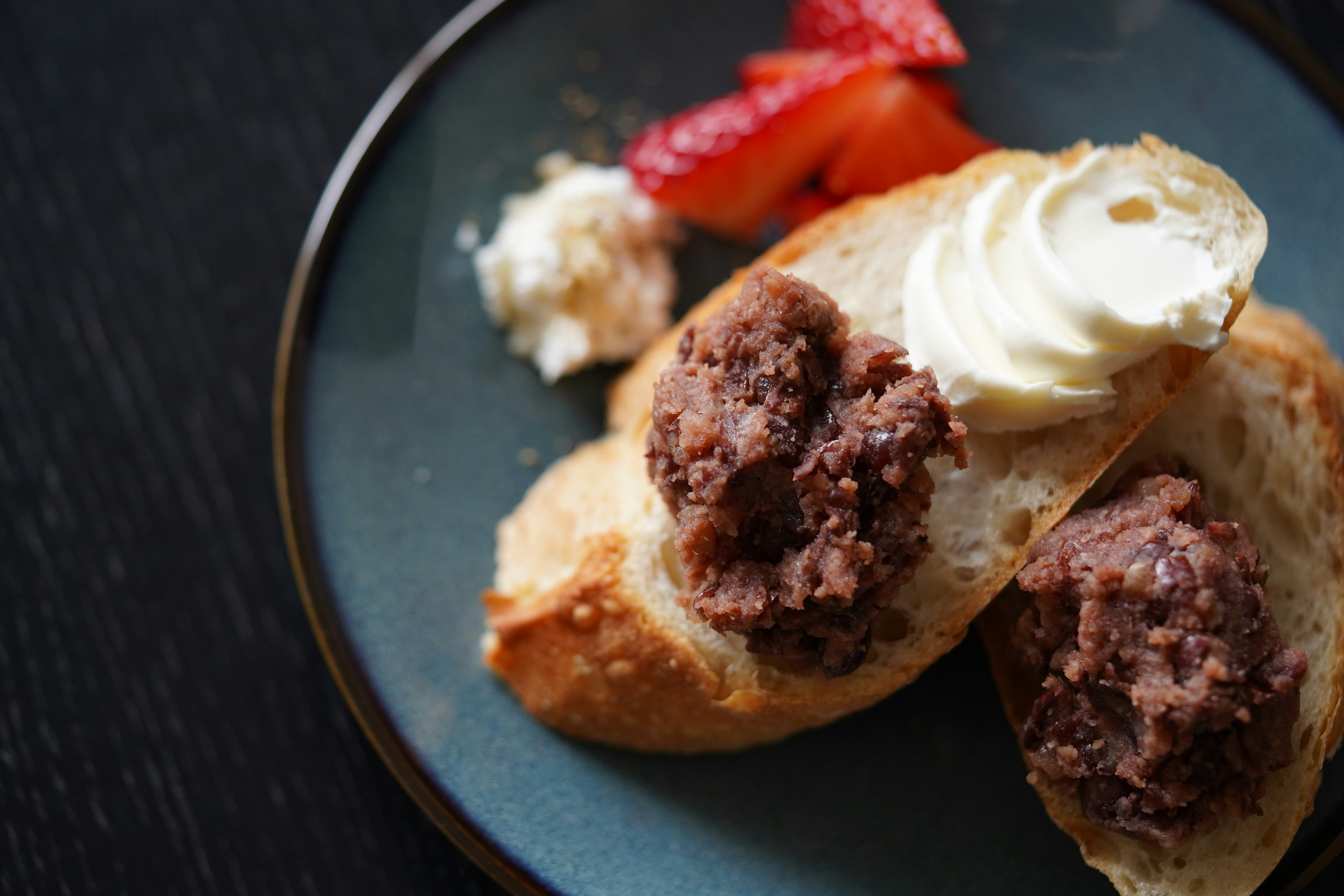 Dessert mit süßer roter Bohnenpaste und Sahne auf Brot