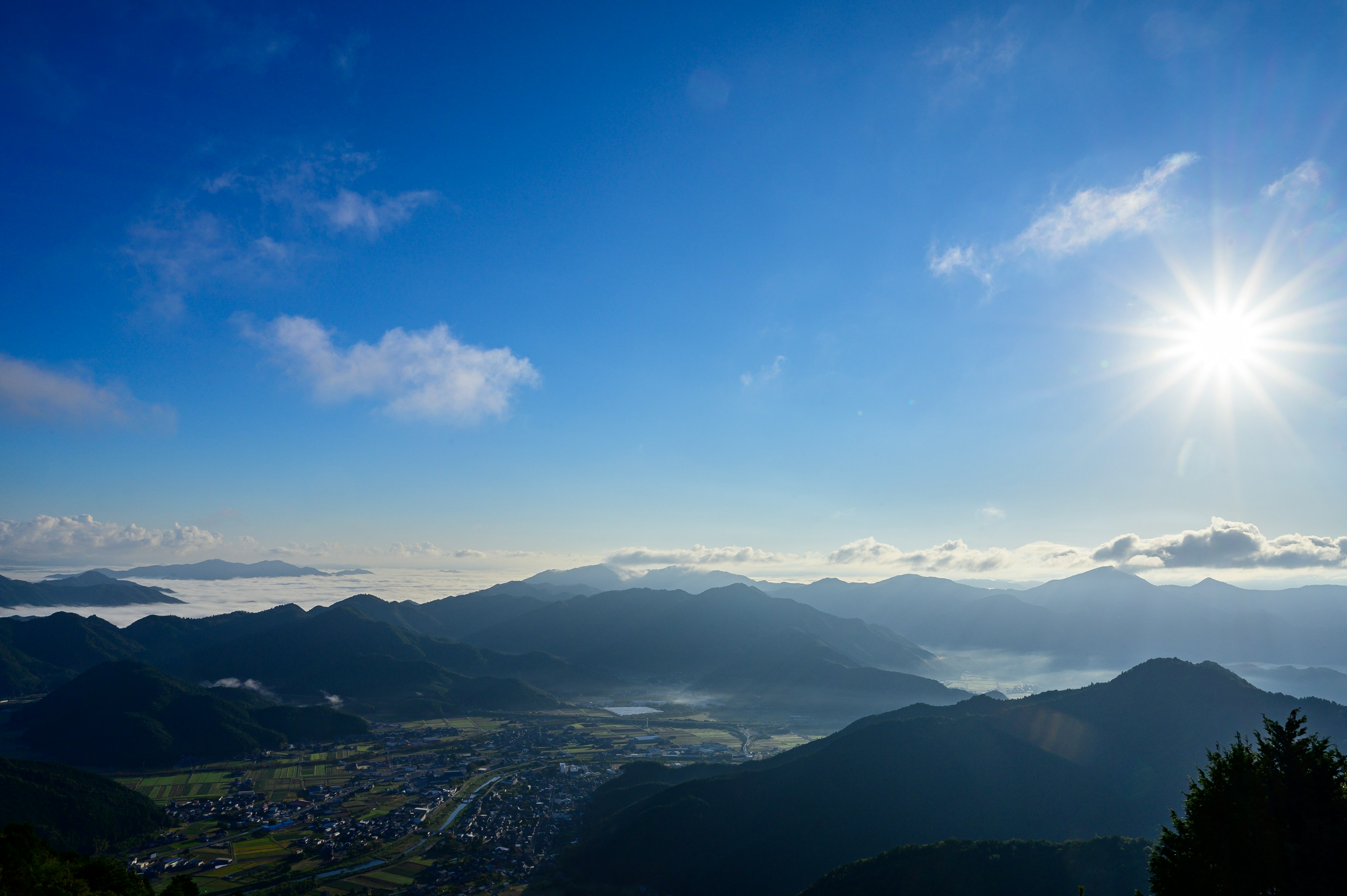 青空と山々のパノラマ風景 太陽が輝く静かな朝