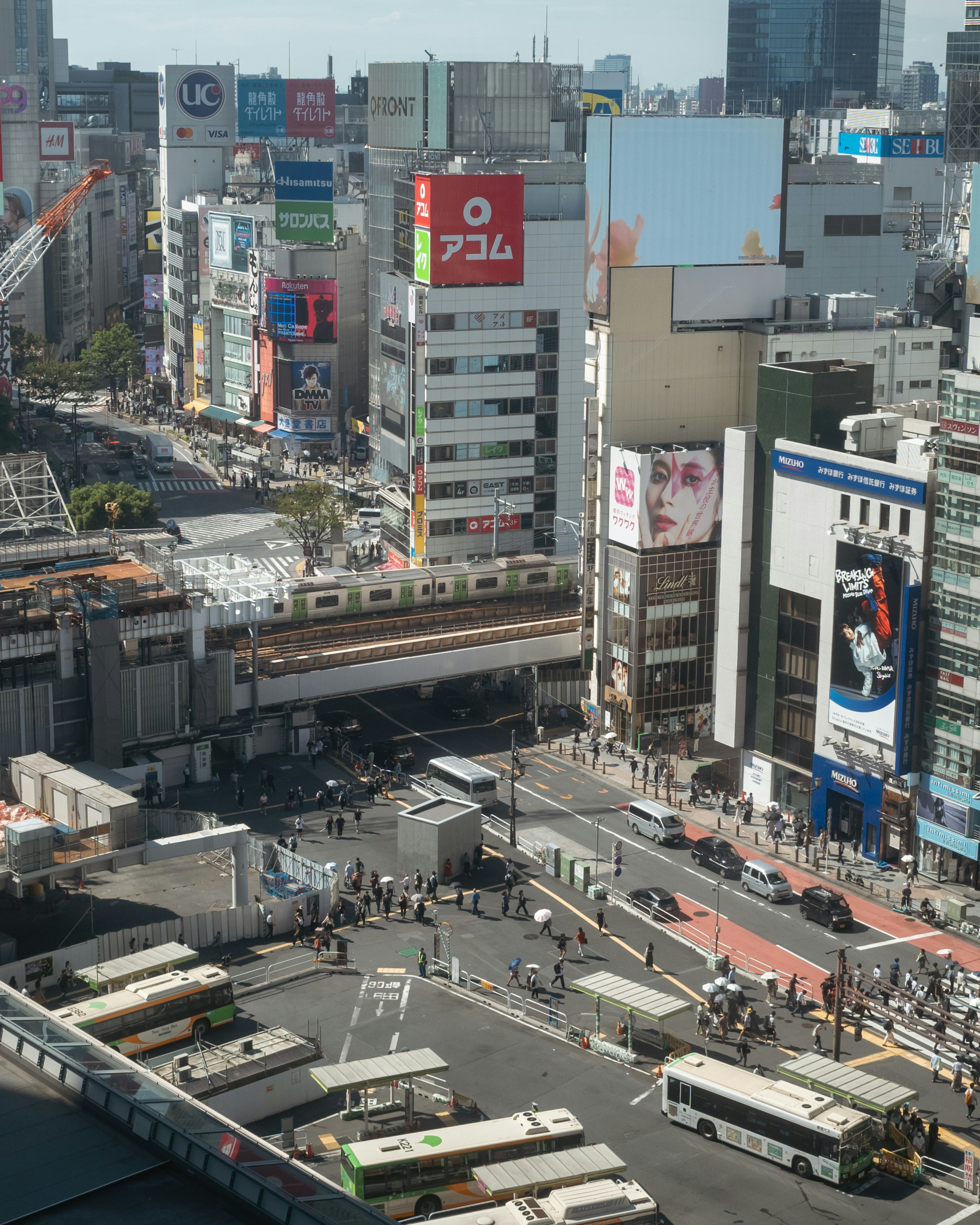 城市景觀，公車和建築在交叉口