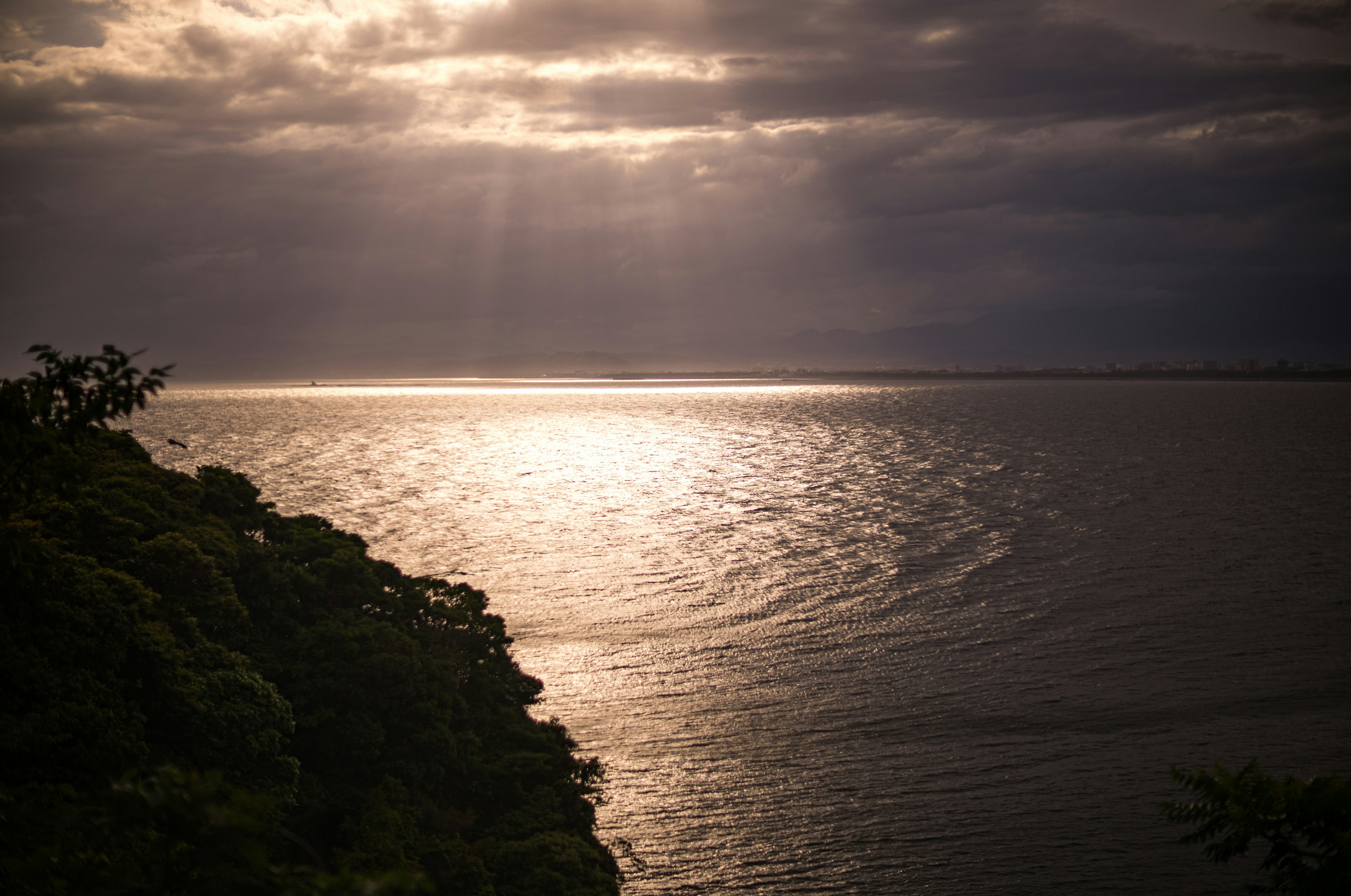 Hermoso paisaje de mar y nubes con luz solar reflejada en el agua