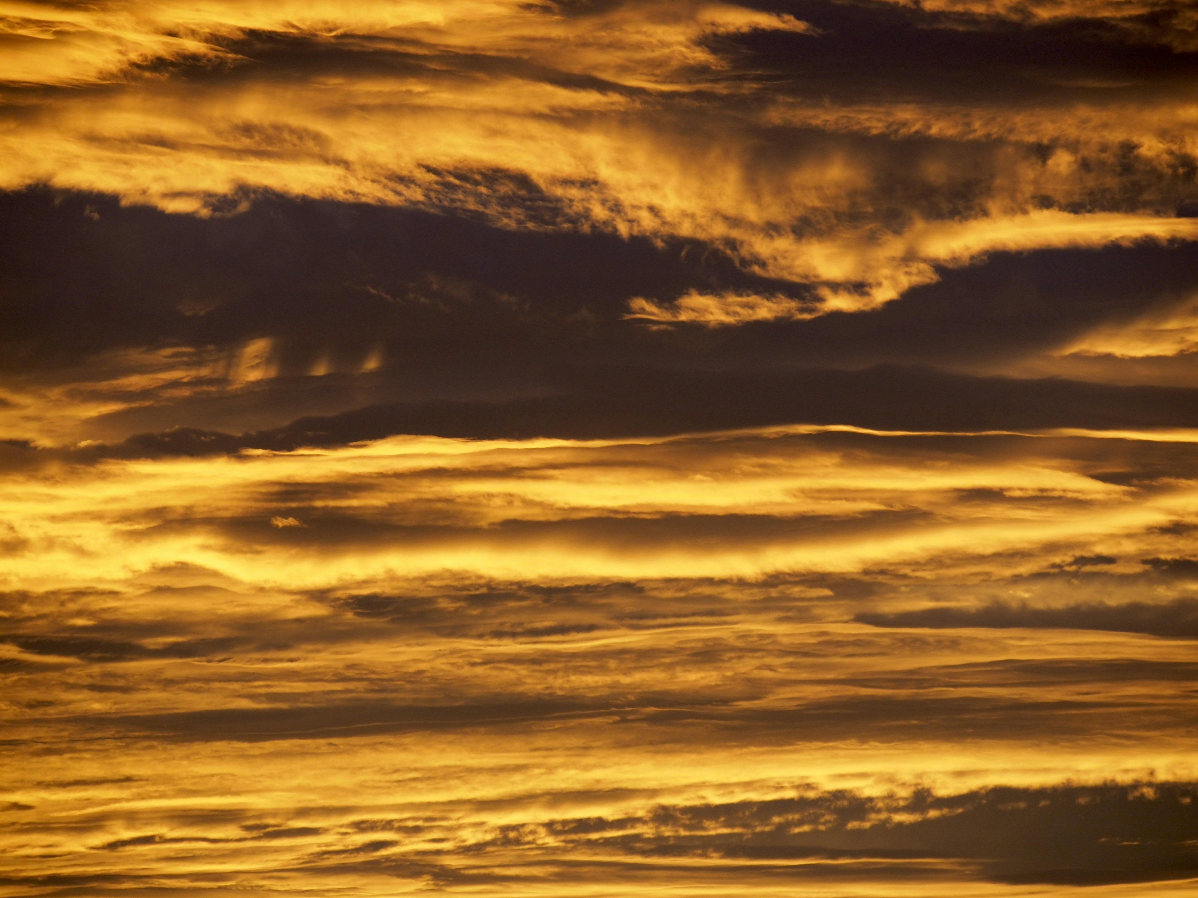 Langit senja dengan awan oranye dan kuning