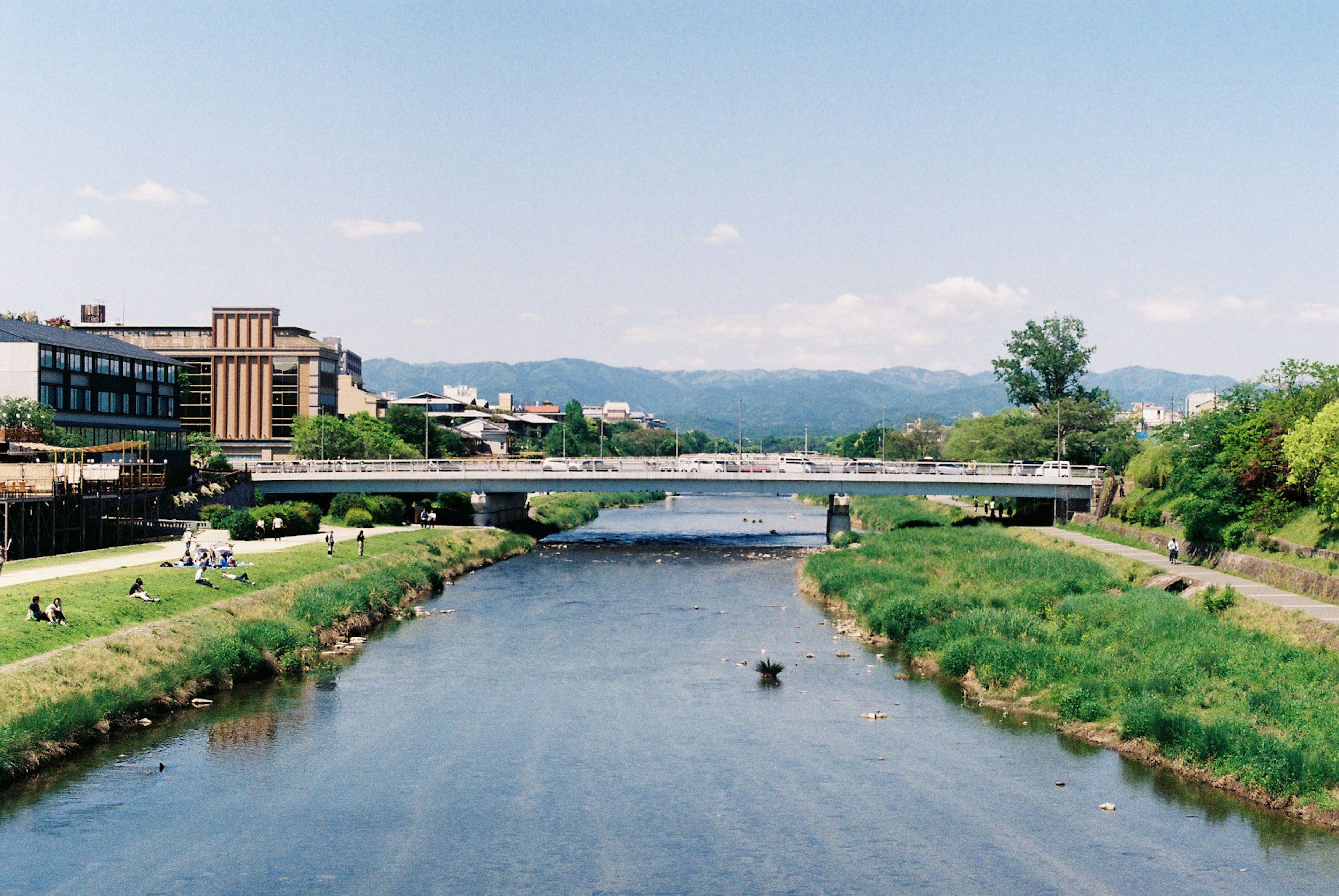 Vue pittoresque d'une rivière et d'un pont sous un ciel bleu