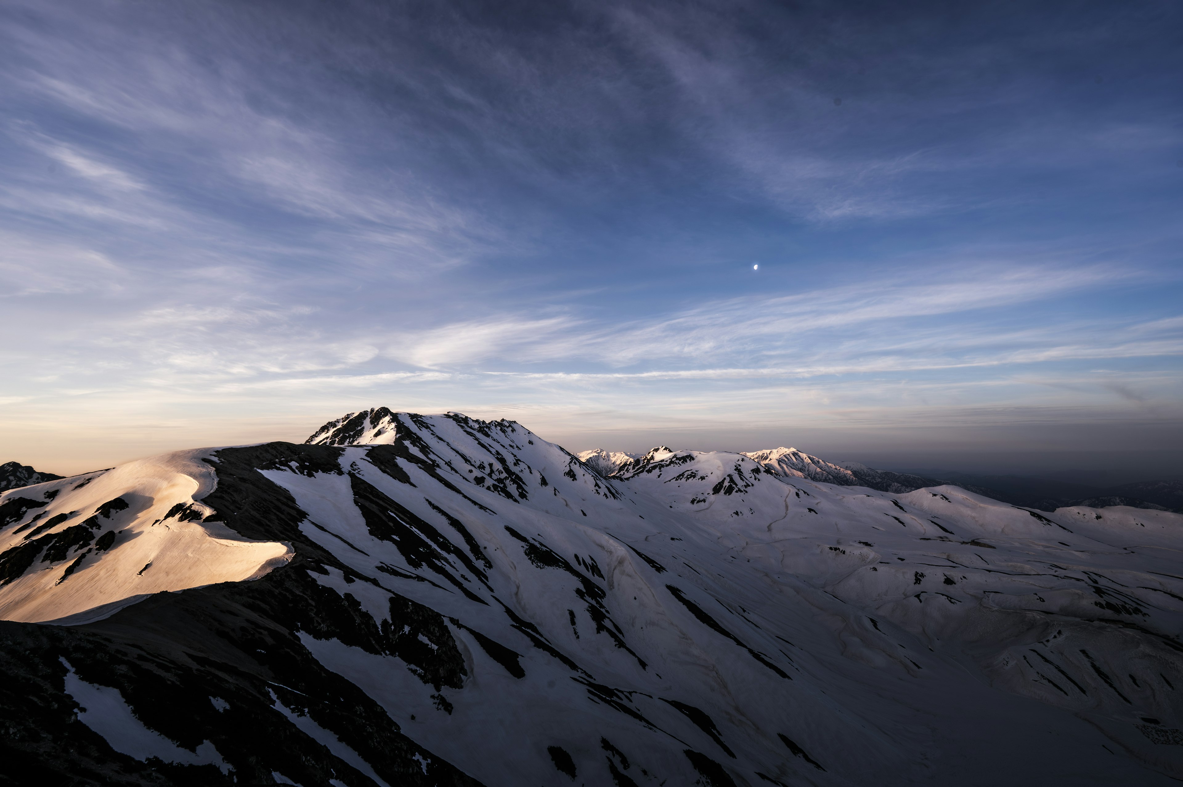 Schneebedeckte Berge unter blauem Himmel