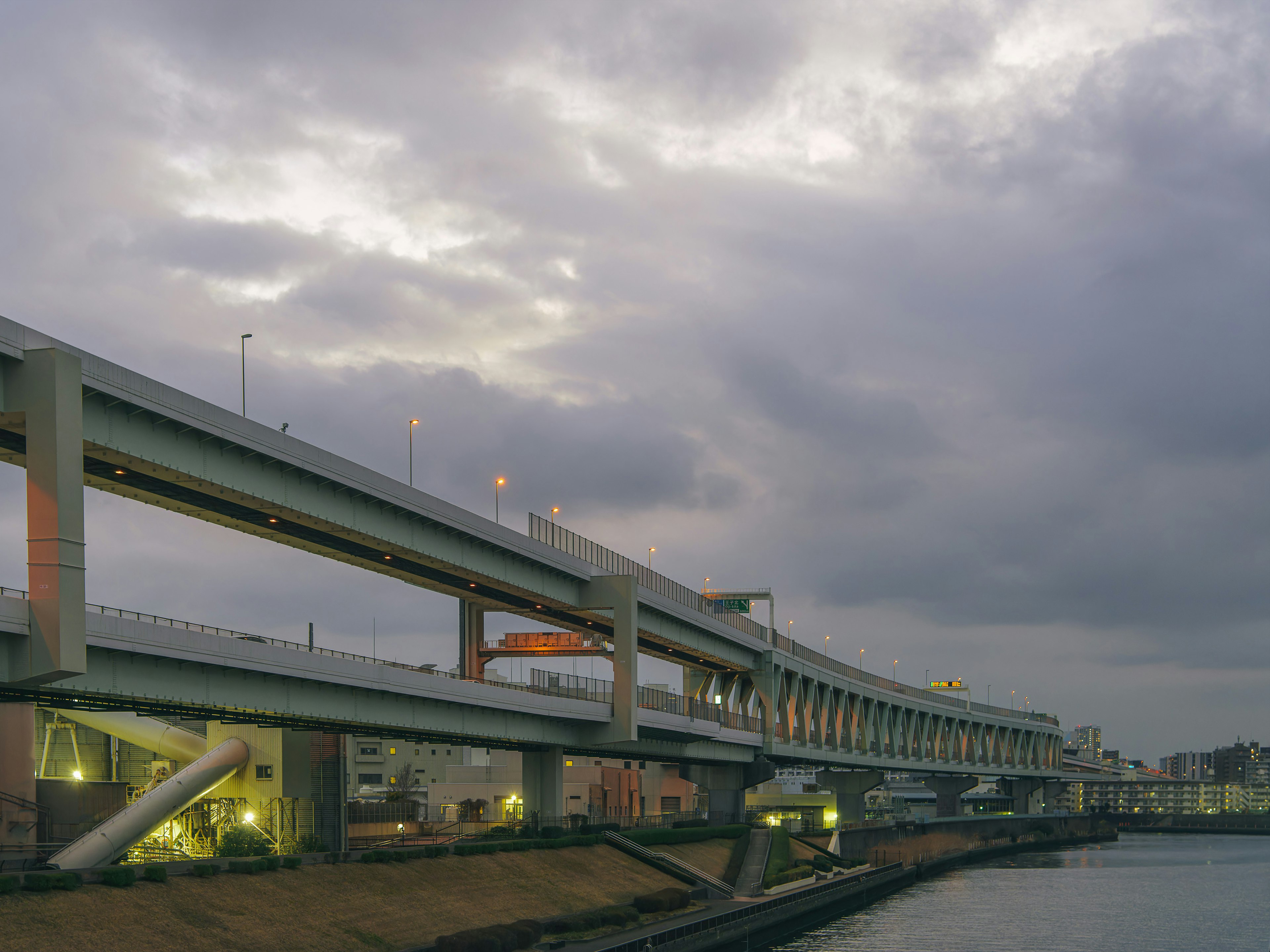 夕暮れ時の高架道路と河川の風景