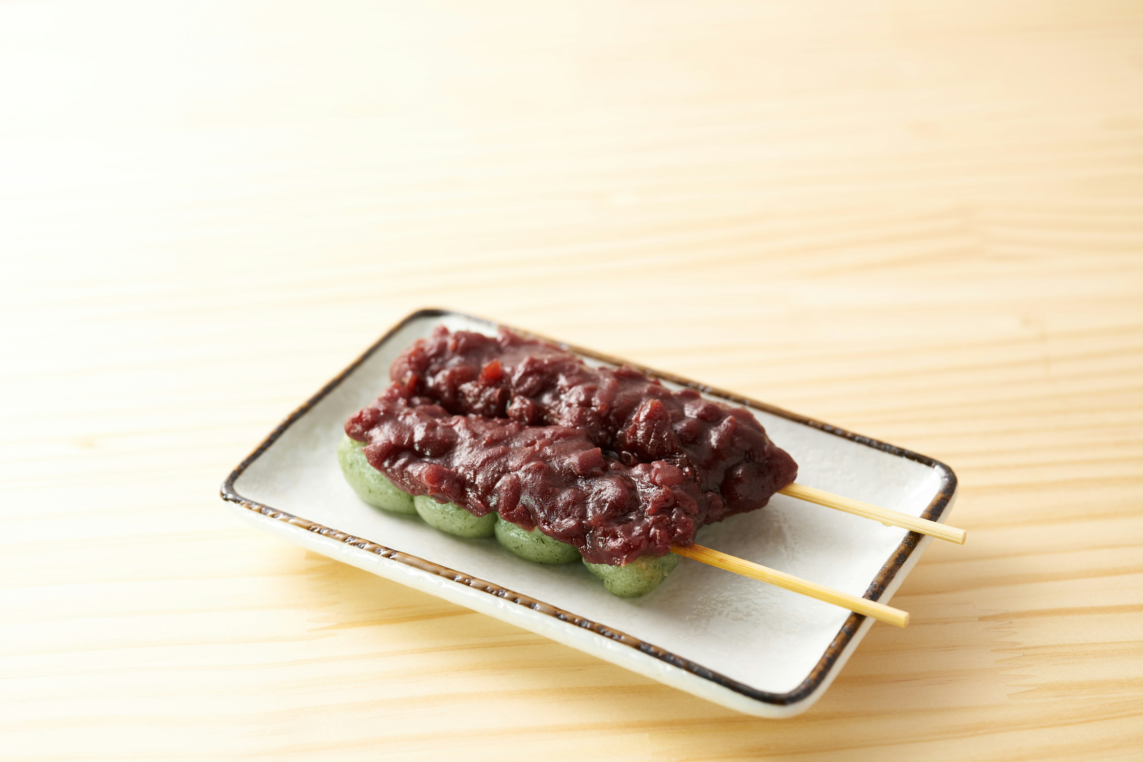 Wagashi Jepang dengan pasta kacang merah di atas dumpling hijau