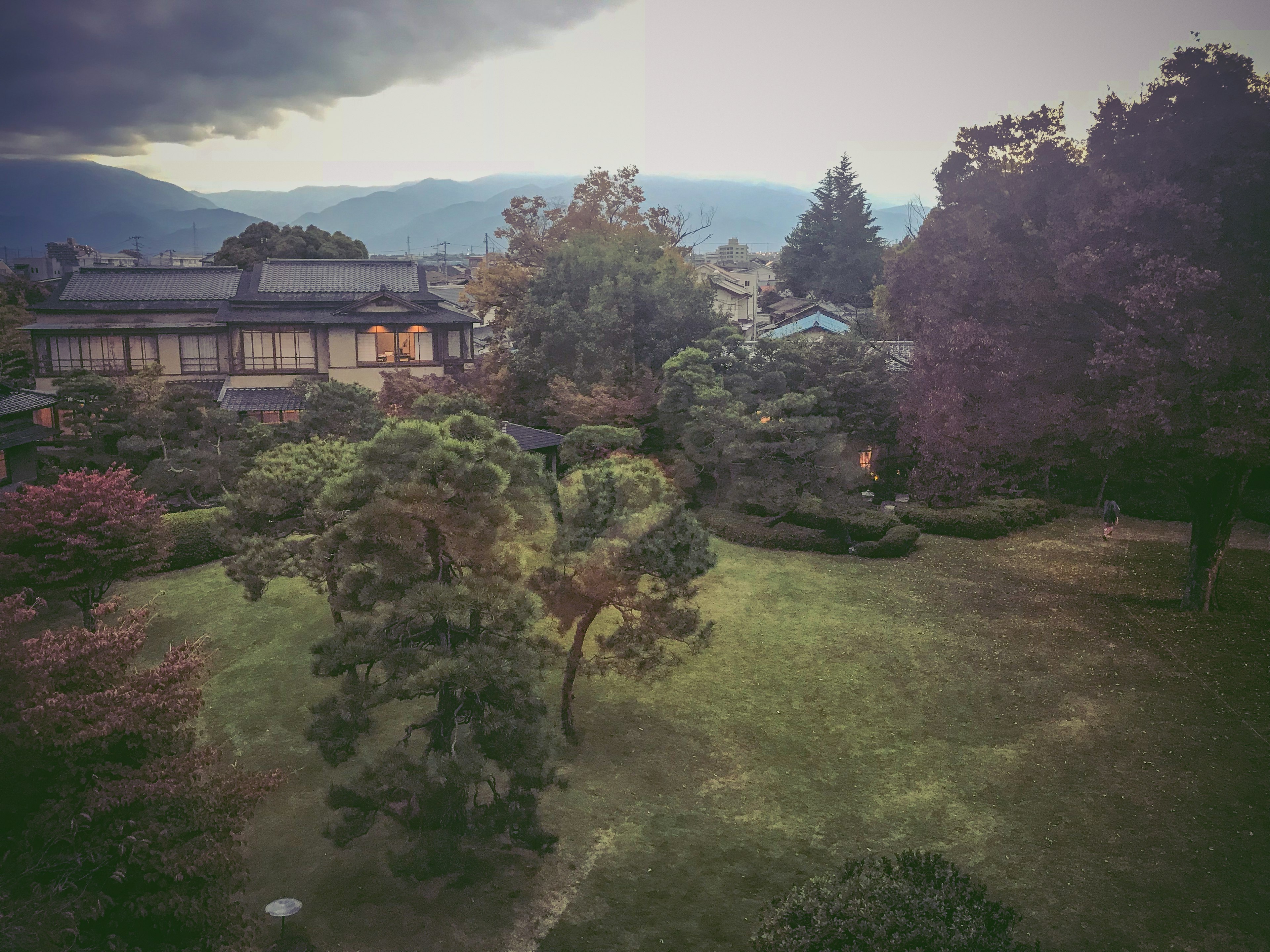 美しい庭園と古い建物がある風景