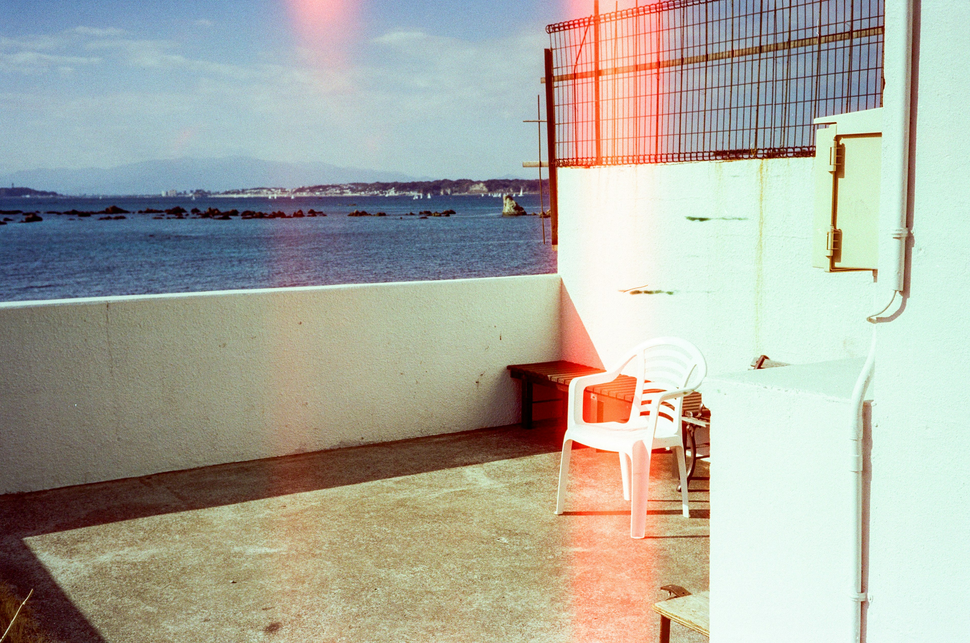 Terrazza sul mare con una sedia bianca e vista sull'oceano