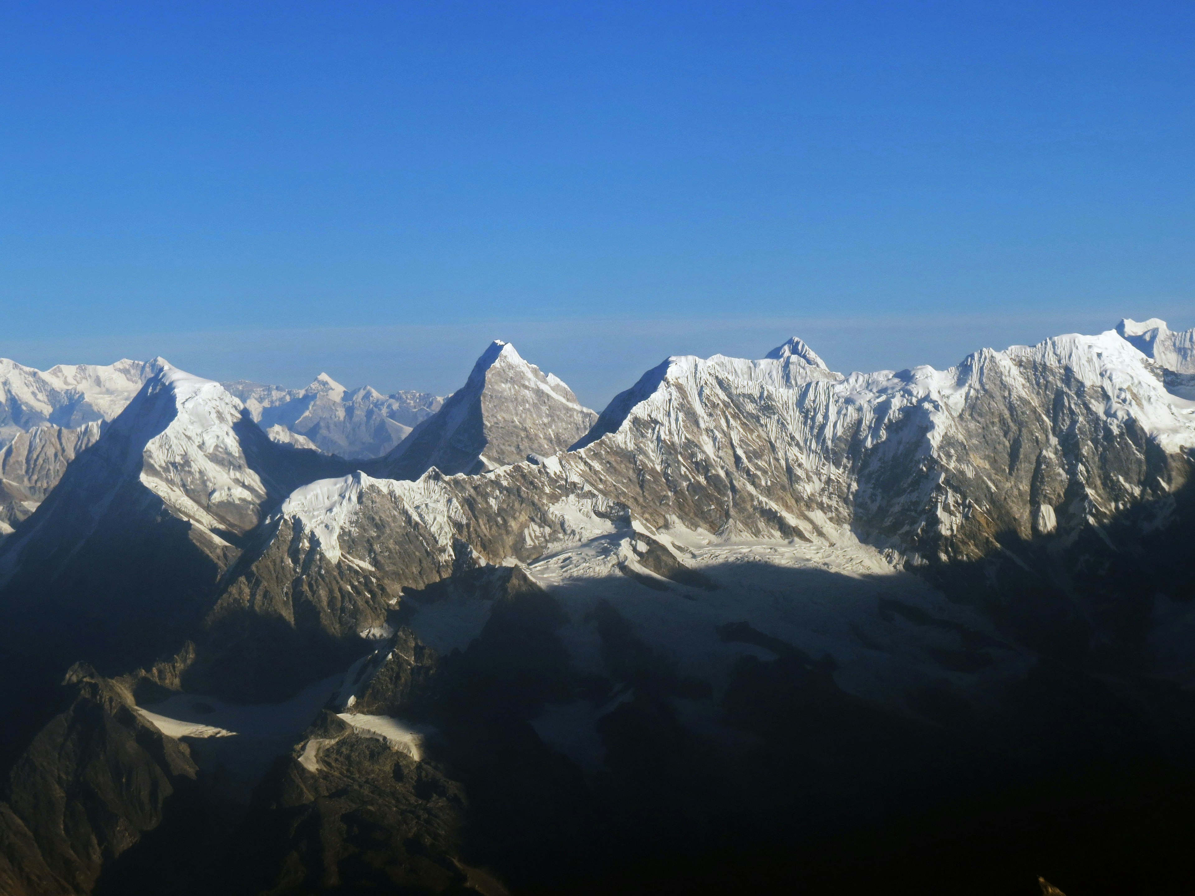 Montagnes enneigées sous un ciel bleu clair