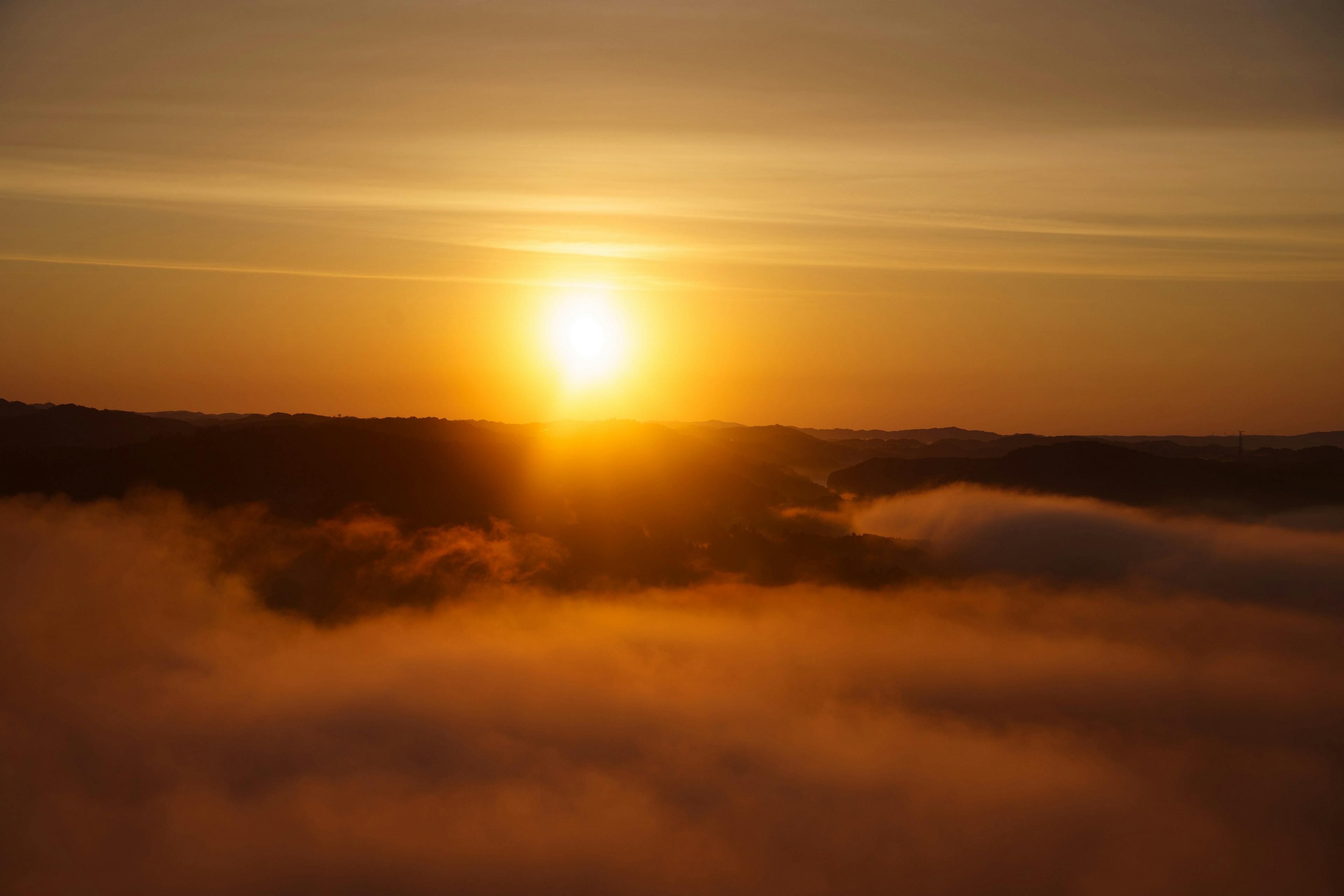 Schöner Sonnenaufgang über einem Meer aus Wolken