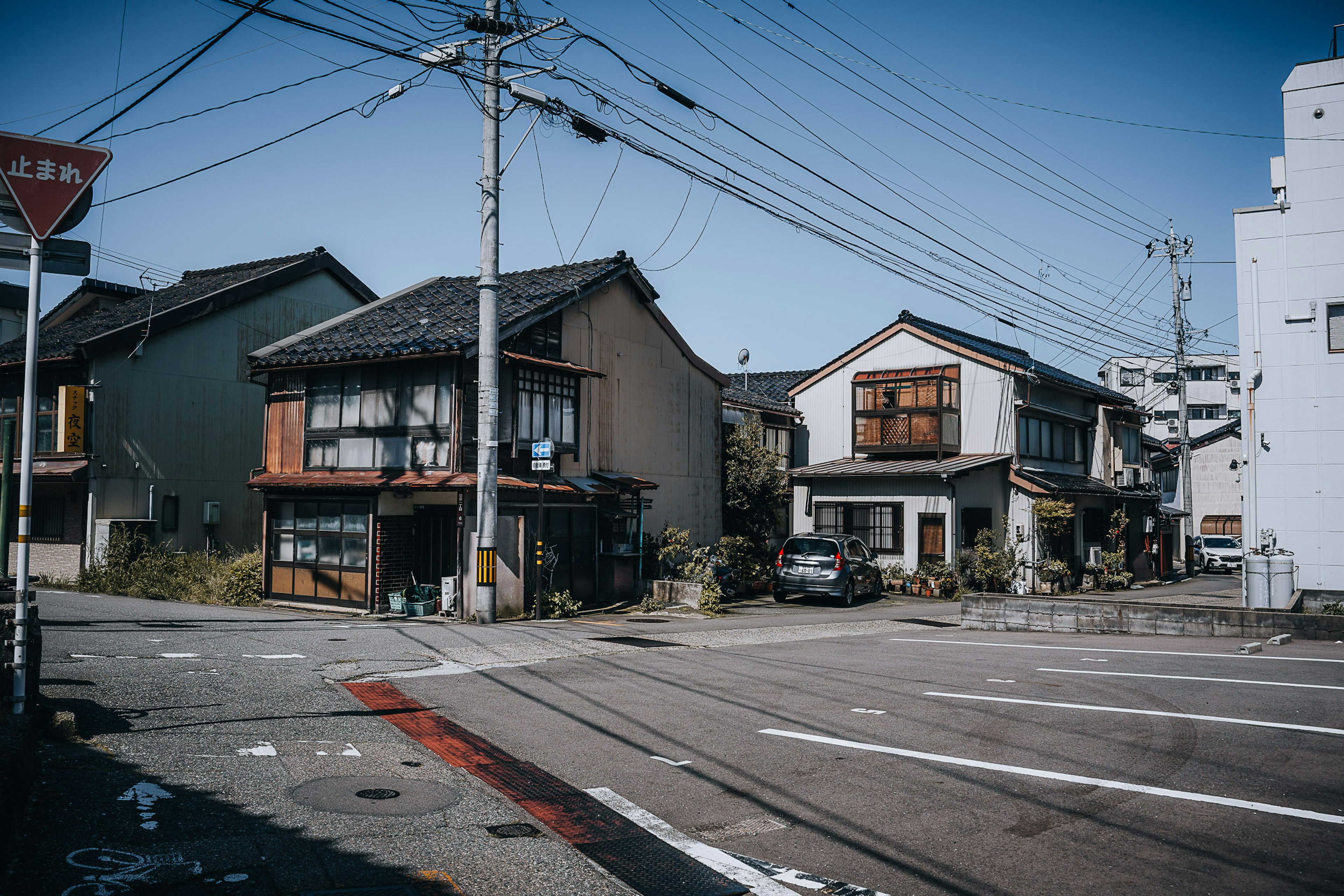 住宅區的交叉口，特色是傳統日本房屋和現代建築