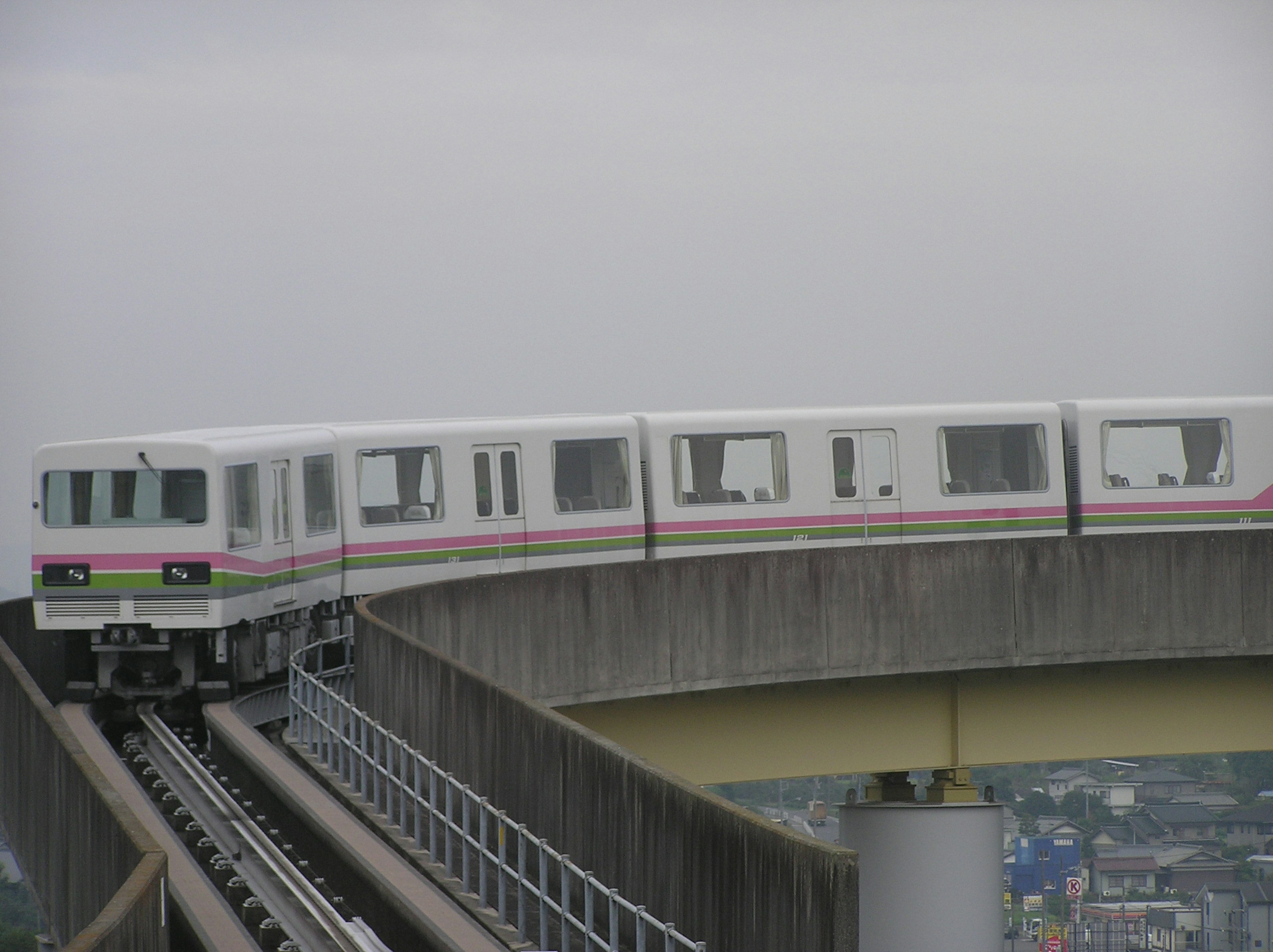 Treno monorotaia bianco che corre su una pista elevata